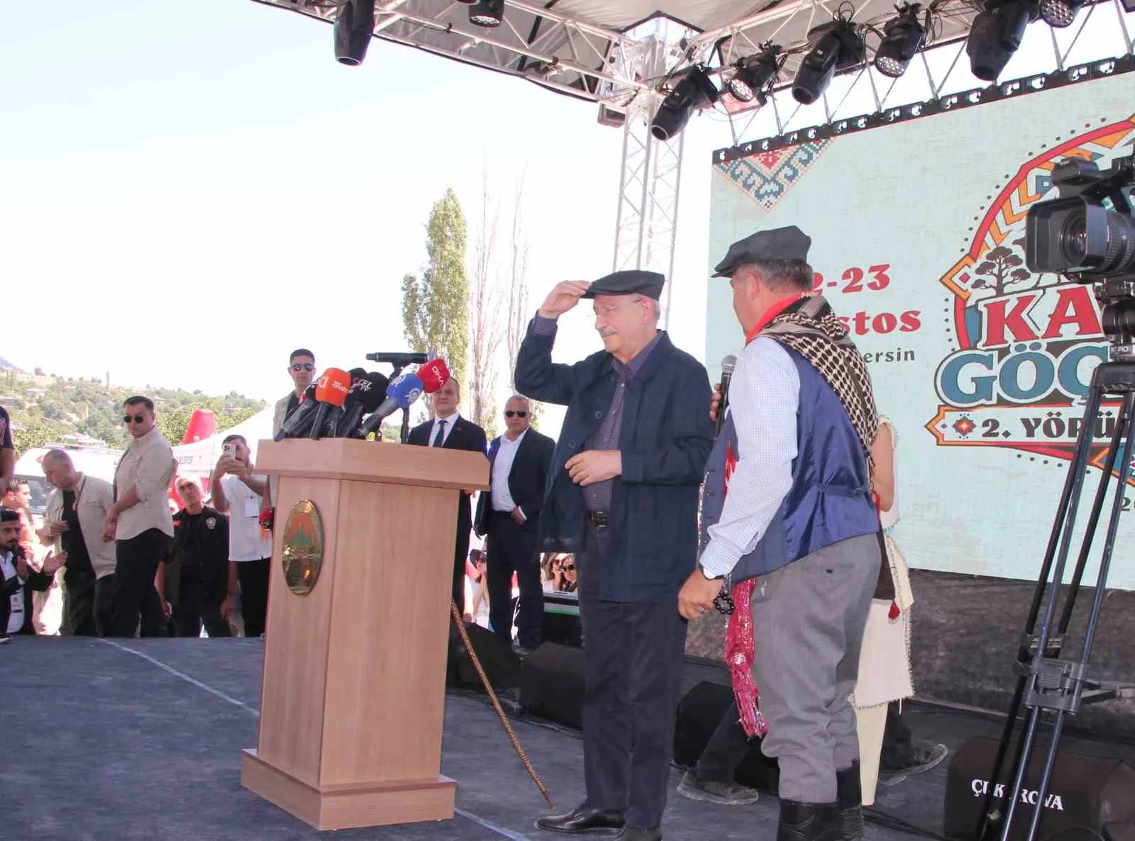 KILIÇDAROĞLU'NA YÖRÜK KÜLTÜRÜNÜ İÇEREN HEDİYELER TAKDİM EDİLDİ