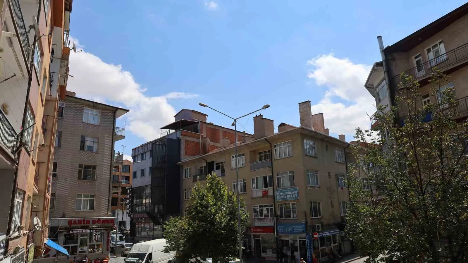 KIRŞEHİR’DE ÜNİVERSİTELERDE ÖĞRENCİ KAYIT DÖNEMİNİN BAŞLAMASI VE KAMU PERSONELİNİN TAYİN DÖNEMİNİN YAKLAŞMASIYLA BİRLİKTE KİRA PİYASASINDA YAŞANABİLECEK FİYAT ARTIŞLARINA KARŞI EMLAK DANIŞMANLARINDAN UYARI GELDİ.