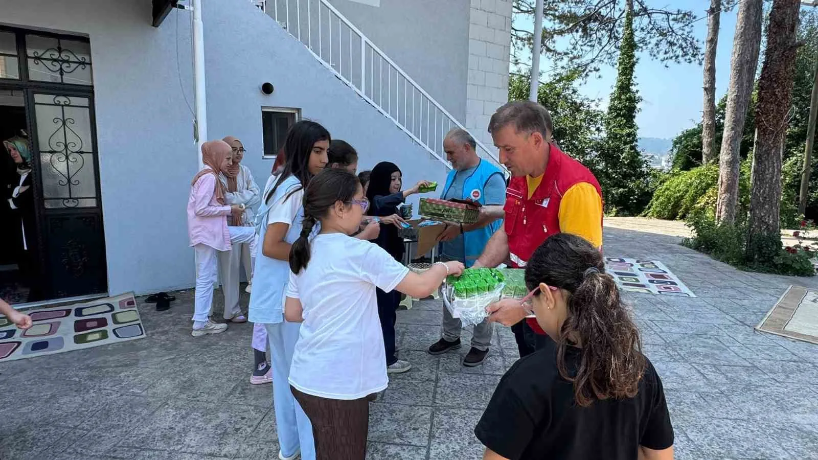ZONGULDAK (İHA) - TÜRK KIZILAY ALAPLI ŞUBESİ, İLÇEDEKİ YAZ KUR'AN KURSLARINI ZİYARET EDEREK YAKLAŞIK 200 ÖĞRENCİYE KEK VE SOĞUK İÇECEK İKRAMINDA BULUNDU.