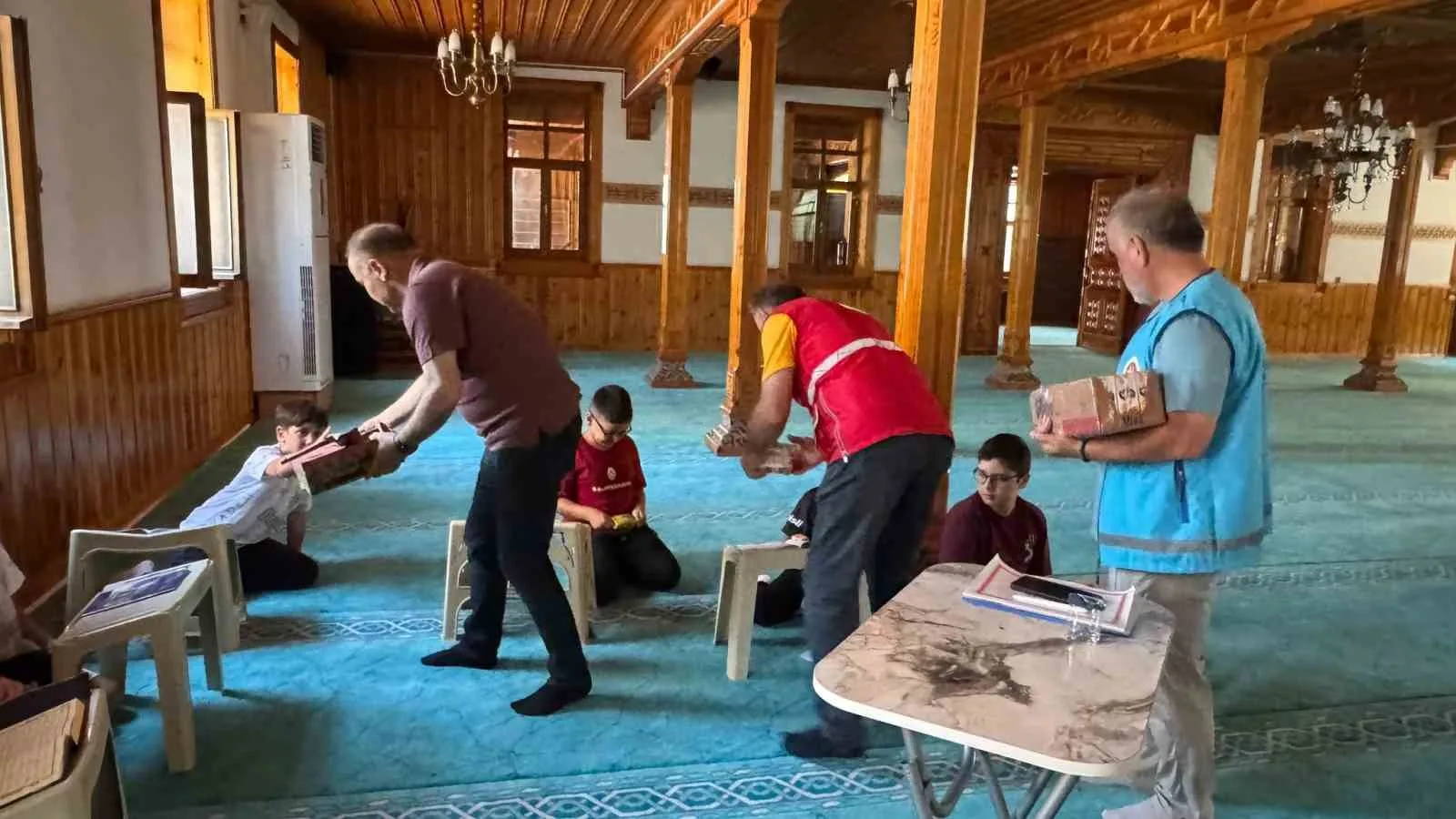 ZONGULDAK (İHA) - TÜRK KIZILAY ALAPLI ŞUBESİ, İLÇEDEKİ YAZ KUR'AN KURSLARINI ZİYARET EDEREK YAKLAŞIK 200 ÖĞRENCİYE KEK VE SOĞUK İÇECEK İKRAMINDA BULUNDU.