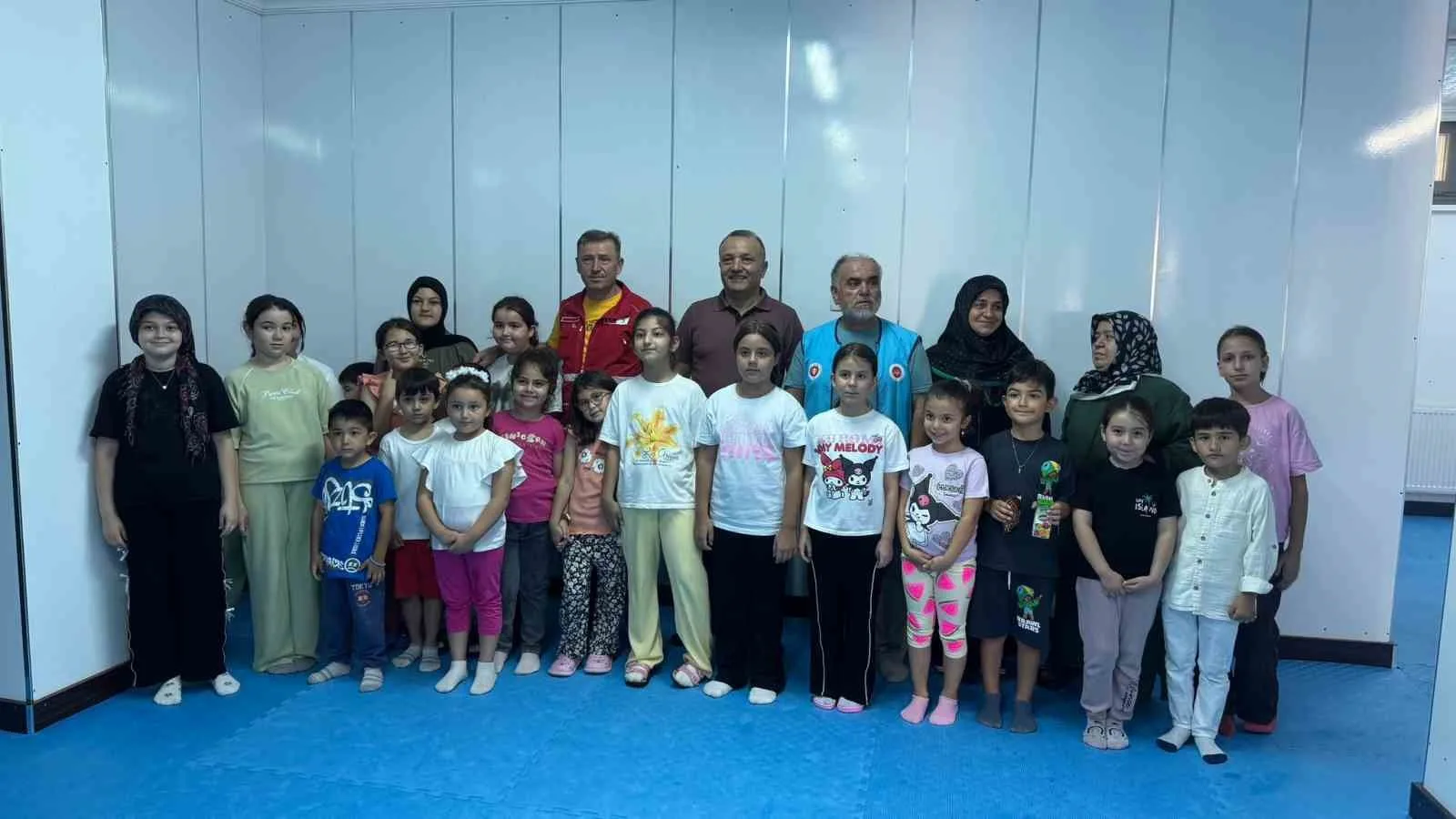 ZONGULDAK (İHA) - TÜRK KIZILAY ALAPLI ŞUBESİ, İLÇEDEKİ YAZ KUR'AN KURSLARINI ZİYARET EDEREK YAKLAŞIK 200 ÖĞRENCİYE KEK VE SOĞUK İÇECEK İKRAMINDA BULUNDU.