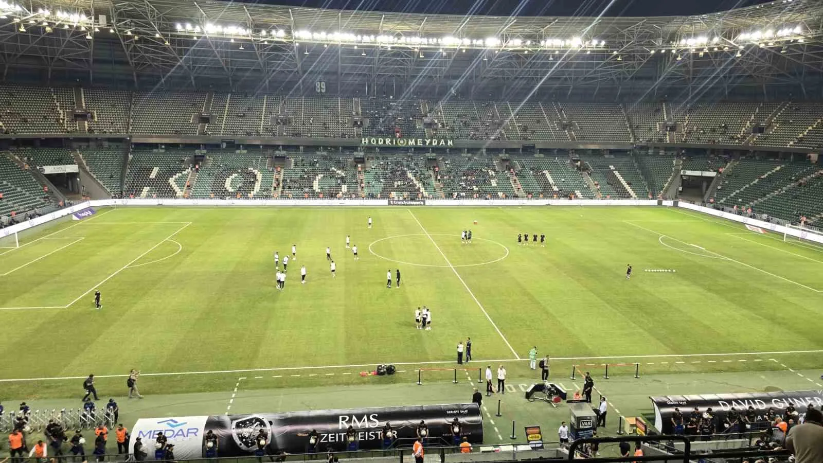 SÜPER LİG’DE HAFTANIN KAPANIŞ MAÇINDA KOCAELİSPOR, AMED SF’Yİ KONUK EDİYOR. KARŞILAŞMA ÖNCESİNDE TAKIMLAR STADA GİRDİ VE ZEMİNİ KONTROL ETTİ. KARŞILAŞMADA GÜVENLİK İÇİN 3 BİN 400 PERSONEL GÖREV YAPIYOR.