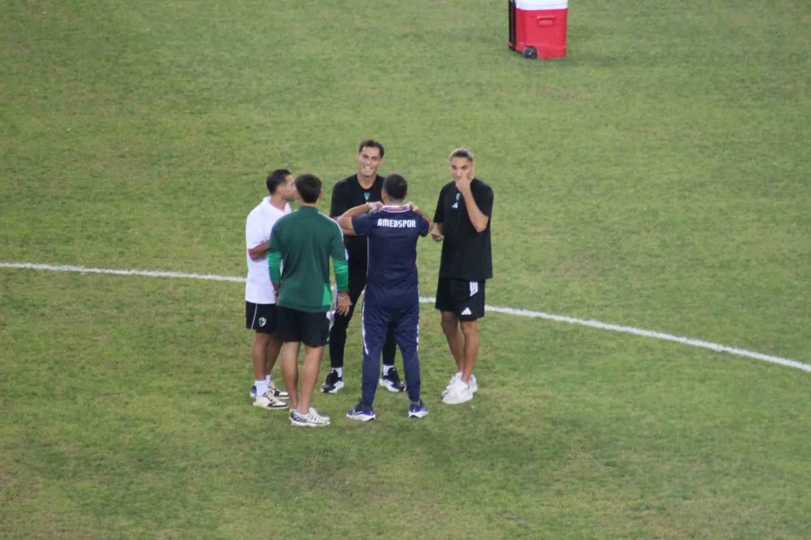 SÜPER LİG’DE HAFTANIN KAPANIŞ MAÇINDA KOCAELİSPOR, AMED SF’Yİ KONUK EDİYOR. KARŞILAŞMA ÖNCESİNDE TAKIMLAR STADA GİRDİ VE ZEMİNİ KONTROL ETTİ. KARŞILAŞMADA GÜVENLİK İÇİN 3 BİN 400 PERSONEL GÖREV YAPIYOR.