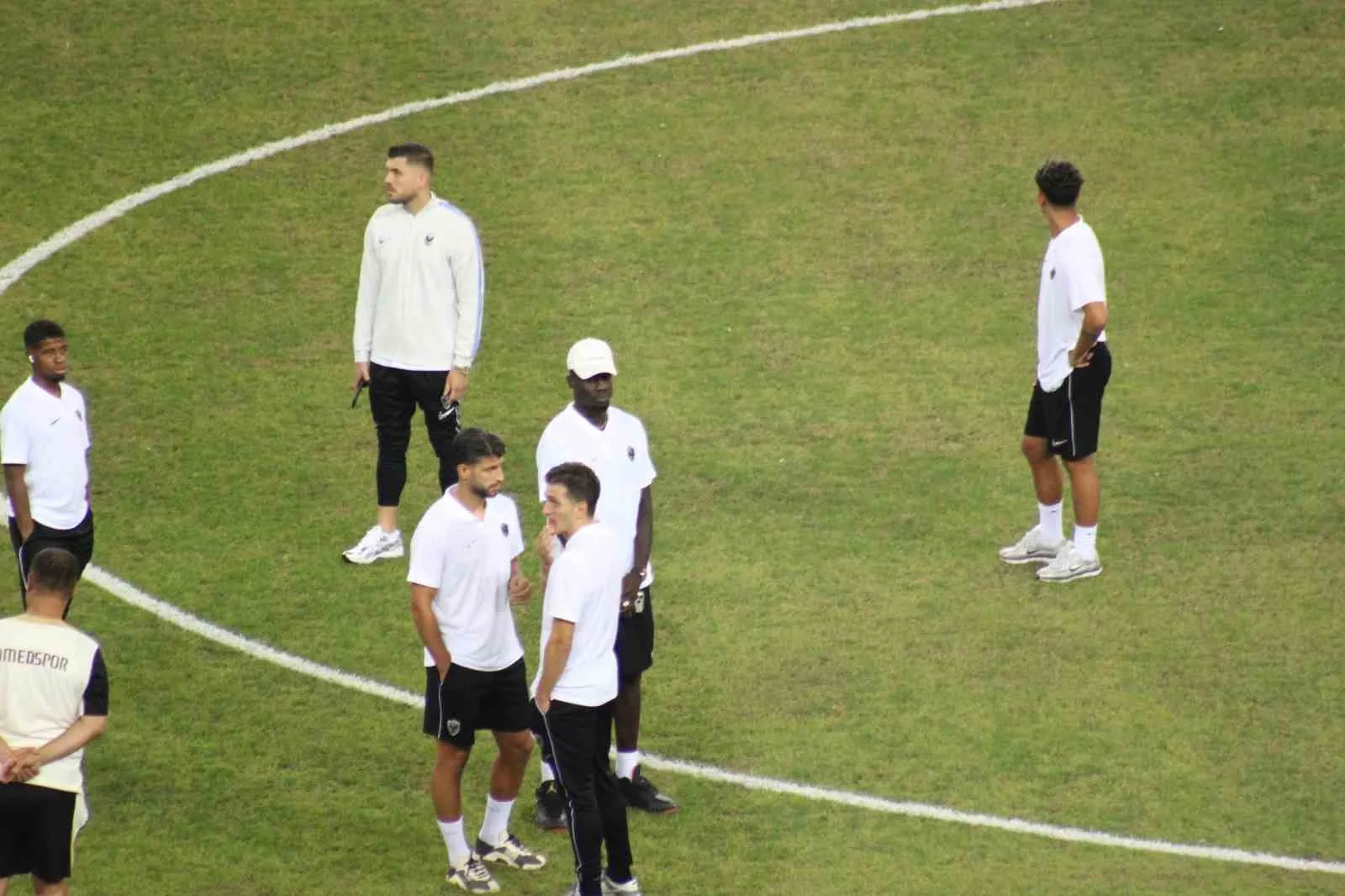 SÜPER LİG’DE HAFTANIN KAPANIŞ MAÇINDA KOCAELİSPOR, AMED SF’Yİ KONUK EDİYOR. KARŞILAŞMA ÖNCESİNDE TAKIMLAR STADA GİRDİ VE ZEMİNİ KONTROL ETTİ. KARŞILAŞMADA GÜVENLİK İÇİN 3 BİN 400 PERSONEL GÖREV YAPIYOR.
