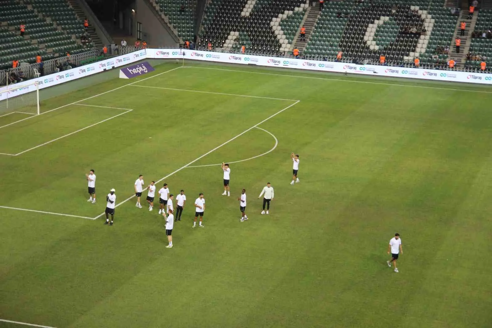 SÜPER LİG’DE HAFTANIN KAPANIŞ MAÇINDA KOCAELİSPOR, AMED SF’Yİ KONUK EDİYOR. KARŞILAŞMA ÖNCESİNDE TAKIMLAR STADA GİRDİ VE ZEMİNİ KONTROL ETTİ. KARŞILAŞMADA GÜVENLİK İÇİN 3 BİN 400 PERSONEL GÖREV YAPIYOR.