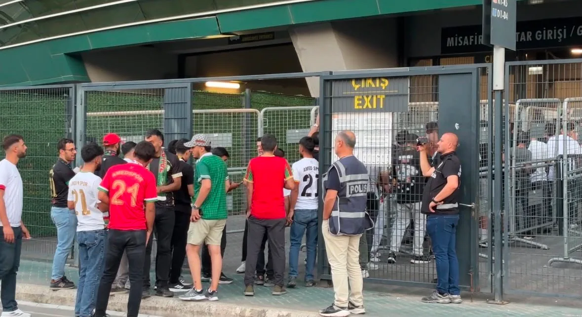 SÜPER LİG’DE HAFTANIN KAPANIŞ MAÇINDA KOCAELİSPOR, AMED SF’Yİ KONUK EDİYOR. KARŞILAŞMA ÖNCESİNDE TAKIMLAR STADA GİRDİ VE ZEMİNİ KONTROL ETTİ. KARŞILAŞMADA GÜVENLİK İÇİN 3 BİN 400 PERSONEL GÖREV YAPIYOR.