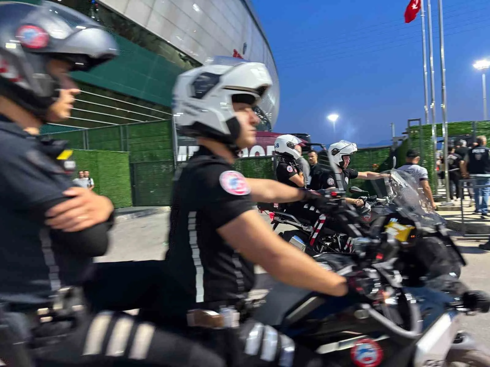 SÜPER LİG’DE HAFTANIN KAPANIŞ MAÇINDA KOCAELİSPOR, AMED SF’Yİ KONUK EDİYOR. KARŞILAŞMA ÖNCESİNDE TAKIMLAR STADA GİRDİ VE ZEMİNİ KONTROL ETTİ. KARŞILAŞMADA GÜVENLİK İÇİN 3 BİN 400 PERSONEL GÖREV YAPIYOR.