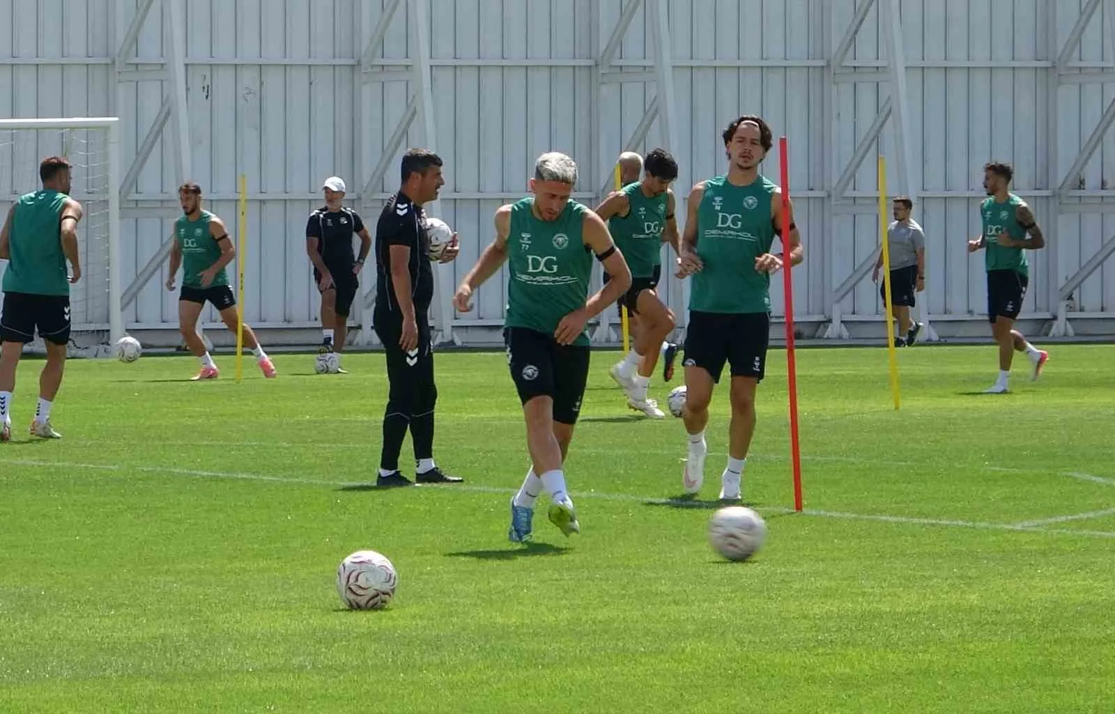 KONYASPOR, TRENDYOL SÜPER LİG'İN 2. HAFTASINDA DEPLASMANDA FENERBAHÇE İLE OYNAYACAĞI MAÇIN HAZIRLIKLARINA DEVAM EDİYOR.