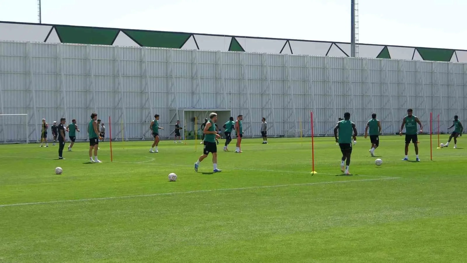 KONYASPOR, TRENDYOL SÜPER LİG'İN 2. HAFTASINDA DEPLASMANDA FENERBAHÇE İLE OYNAYACAĞI MAÇIN HAZIRLIKLARINA DEVAM EDİYOR.