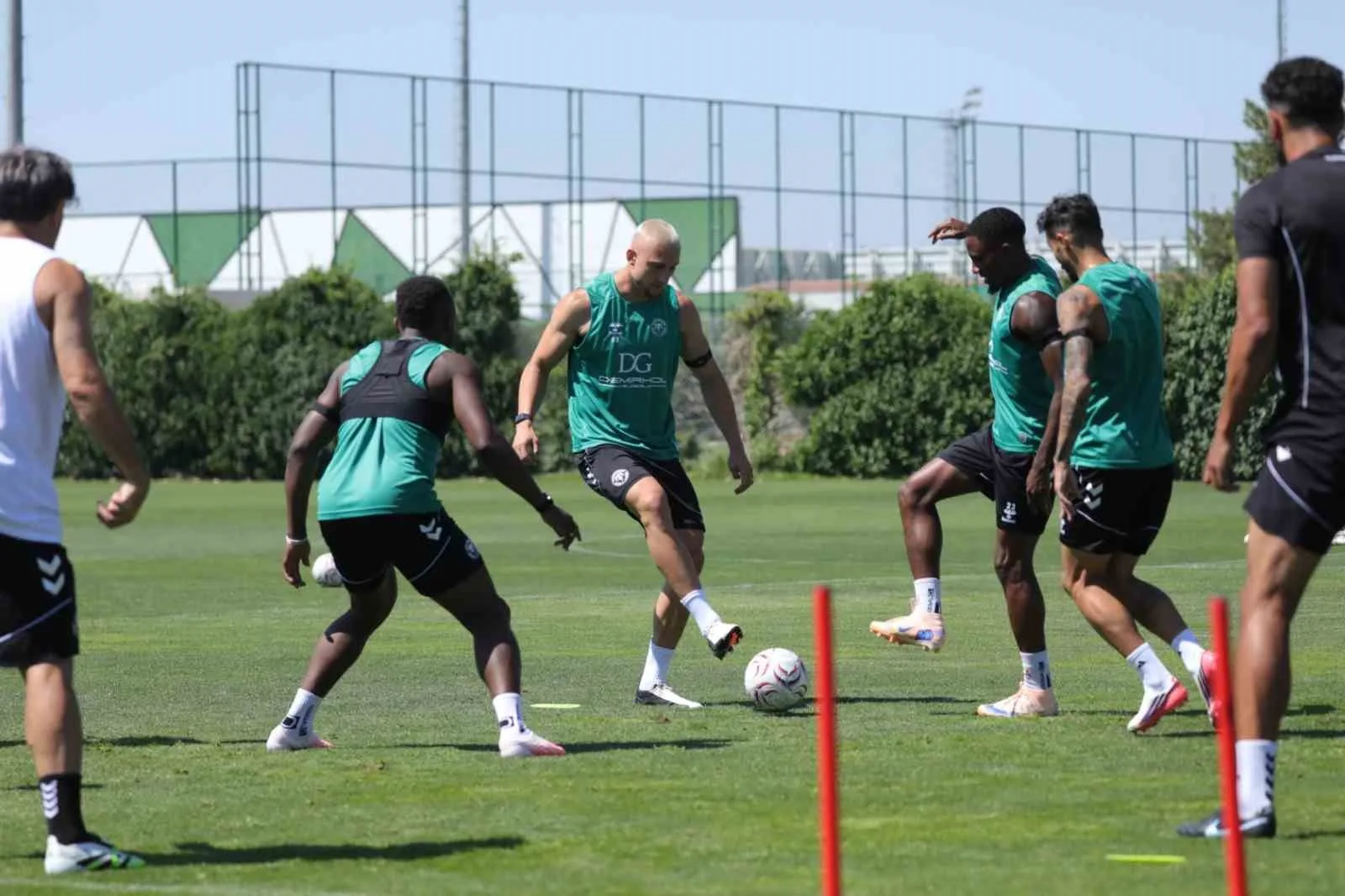KONYASPOR, TRENDYOL SÜPER LİG'İN 2. HAFTASINDA YARIN SAAT 21.30'DA FENERBAHÇE İLE DEPLASMANDA OYNAYACAĞI KARŞILAŞMANIN SON ÇALIŞMASINI YAPTI.
