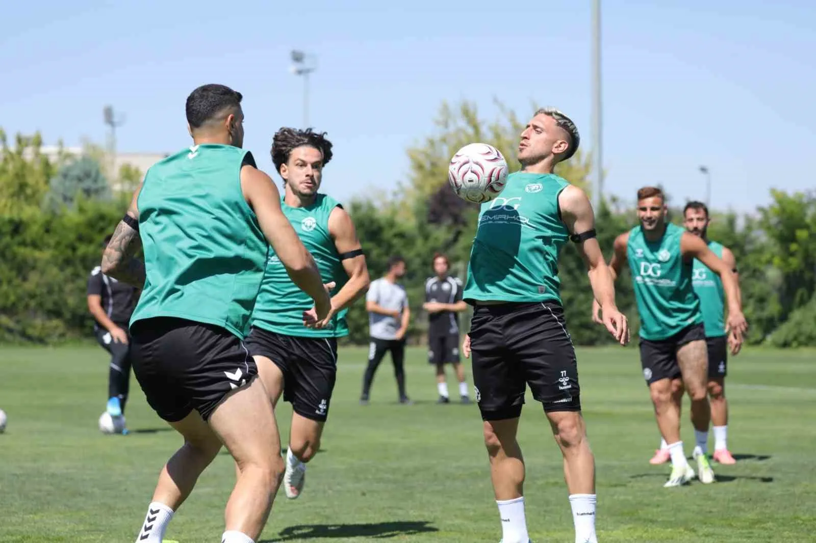 KONYASPOR, TRENDYOL SÜPER LİG'İN 2. HAFTASINDA YARIN SAAT 21.30'DA FENERBAHÇE İLE DEPLASMANDA OYNAYACAĞI KARŞILAŞMANIN SON ÇALIŞMASINI YAPTI.
