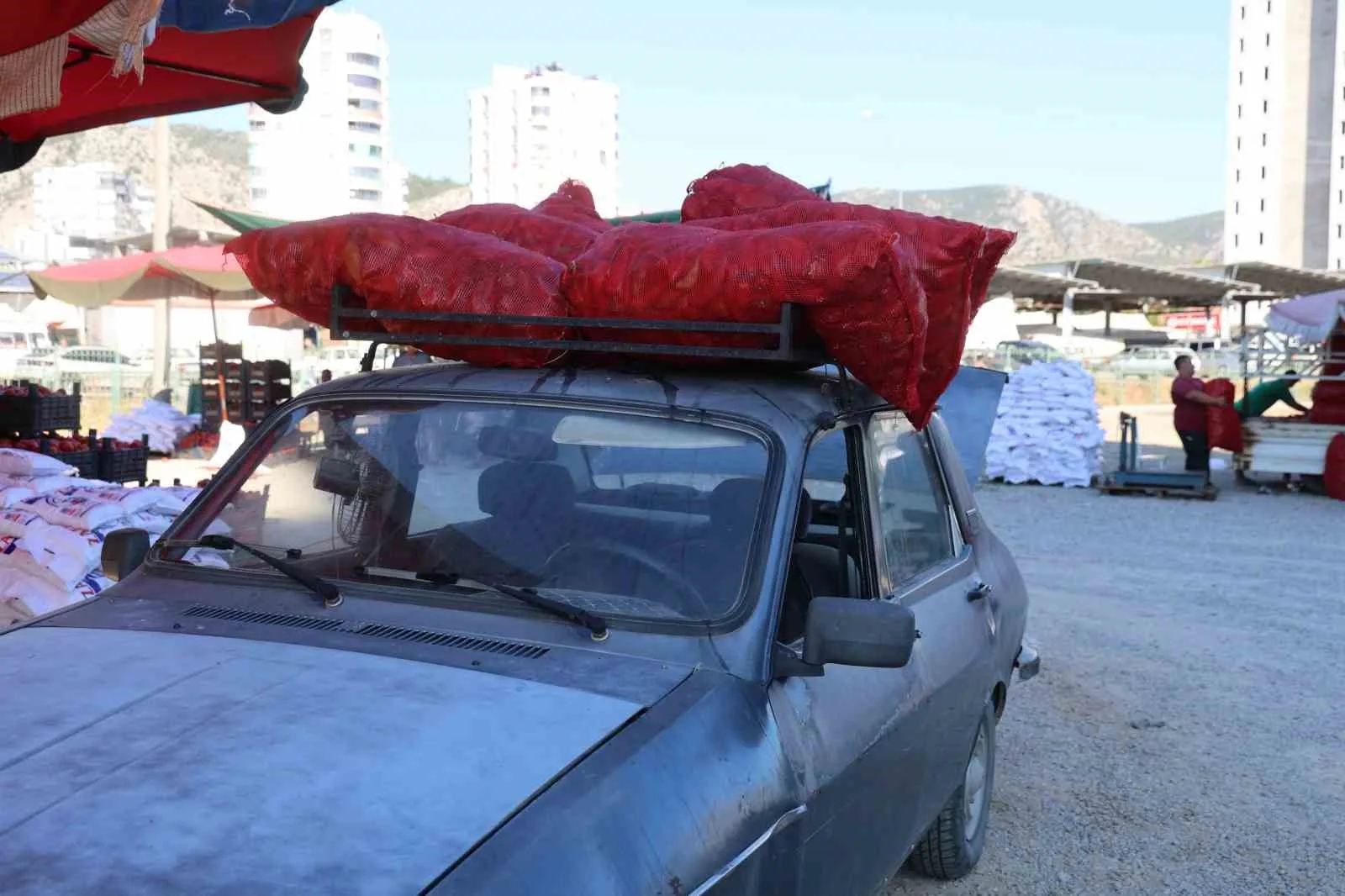 KOZAN İLÇESİNDE BAŞLAYAN SALÇALIK BİBER SEZONUNDA VATANDAŞLARIN ÇUVALLARLA ALDIKLARI BİBERLERİ TOROS OTOMOBİLLERİN BAGAJ VE TAVANINDA TAŞIMASI İLGİNÇ GÖRÜNTÜLER OLUŞTURDU.