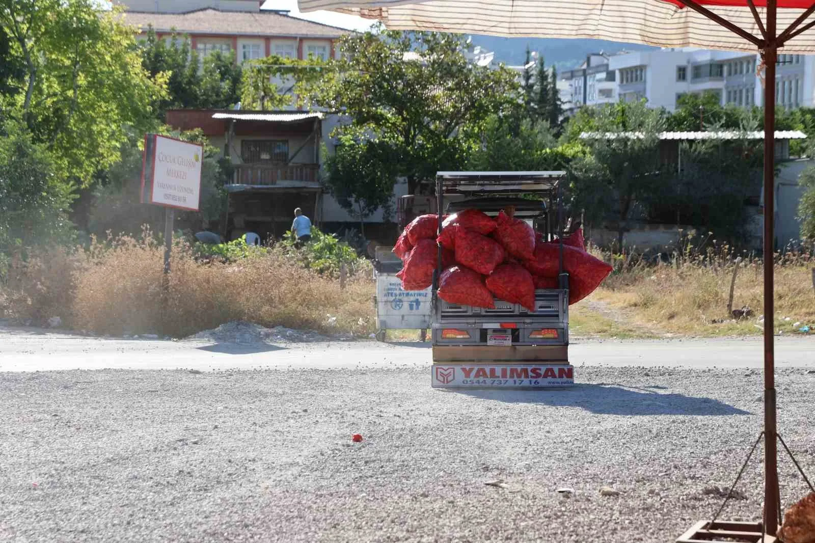 KOZAN İLÇESİNDE BAŞLAYAN SALÇALIK BİBER SEZONUNDA VATANDAŞLARIN ÇUVALLARLA ALDIKLARI BİBERLERİ TOROS OTOMOBİLLERİN BAGAJ VE TAVANINDA TAŞIMASI İLGİNÇ GÖRÜNTÜLER OLUŞTURDU.
