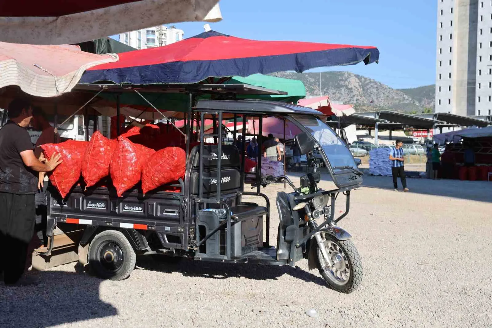 KOZAN İLÇESİNDE BAŞLAYAN SALÇALIK BİBER SEZONUNDA VATANDAŞLARIN ÇUVALLARLA ALDIKLARI BİBERLERİ TOROS OTOMOBİLLERİN BAGAJ VE TAVANINDA TAŞIMASI İLGİNÇ GÖRÜNTÜLER OLUŞTURDU.