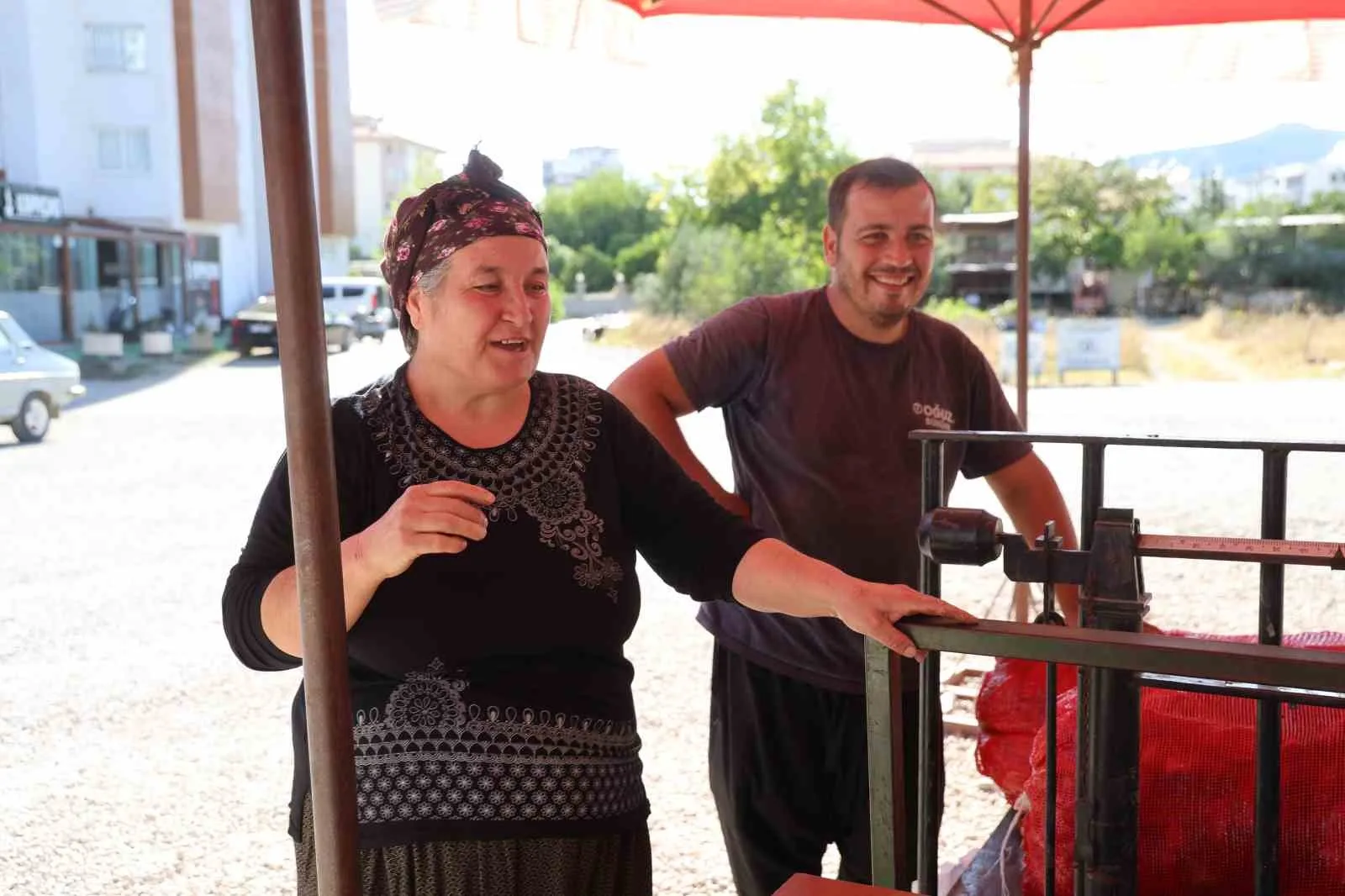 YETER ALYAKUT, HER YIL KENDİ SALÇALARINI KENDİLERİNİN YAPTIKLARINI KAYDETTİ.