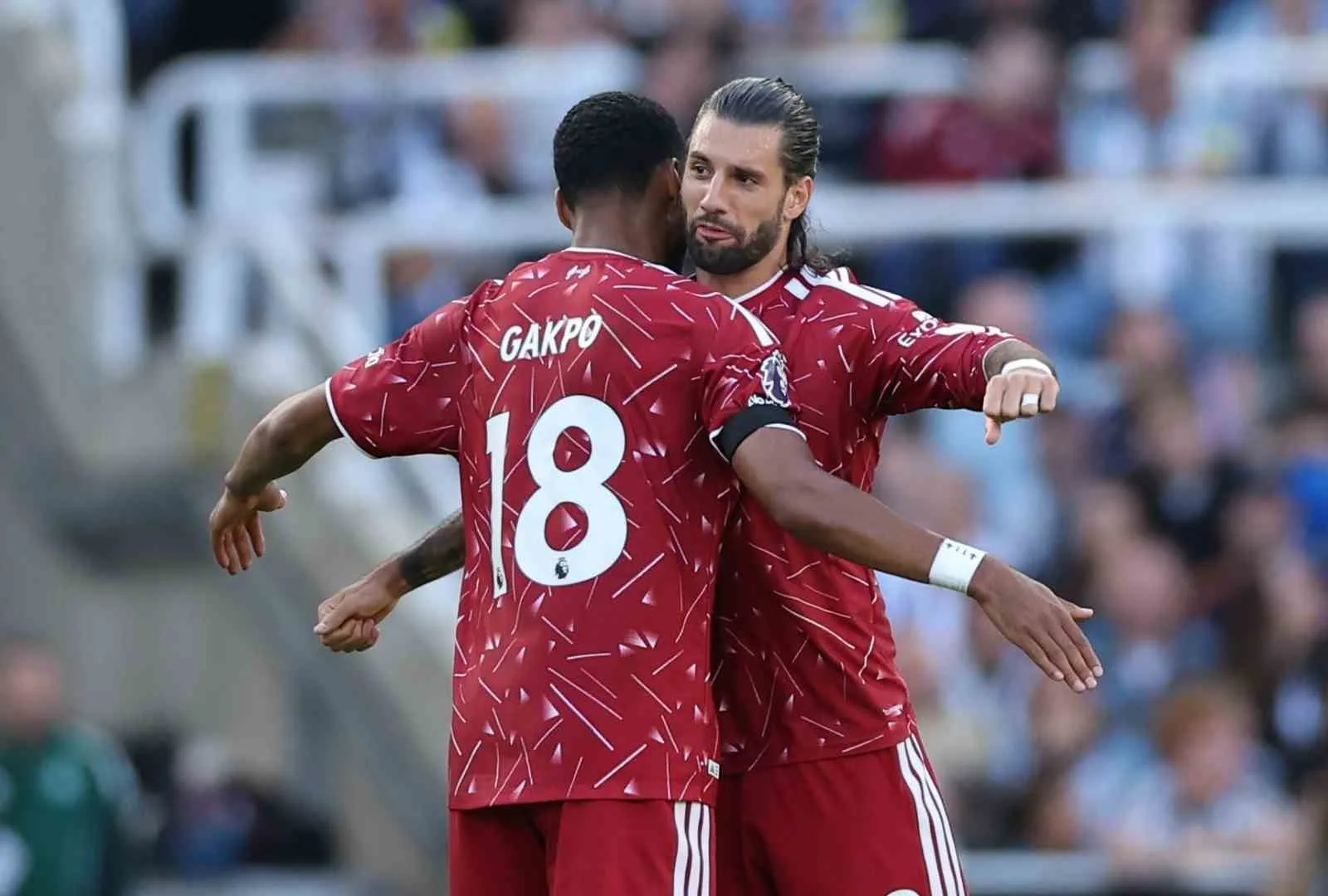 LİVERPOOL, İNGİLTERE PREMİER LİG'İN İLK HAFTASINDA NEWCASTLE UNİTED İLE 2-2 BERABERE KALIRKEN, EŞİTLİK GOLÜNÜ 90+9'DA PENALTIDAN KAYDETTİ.