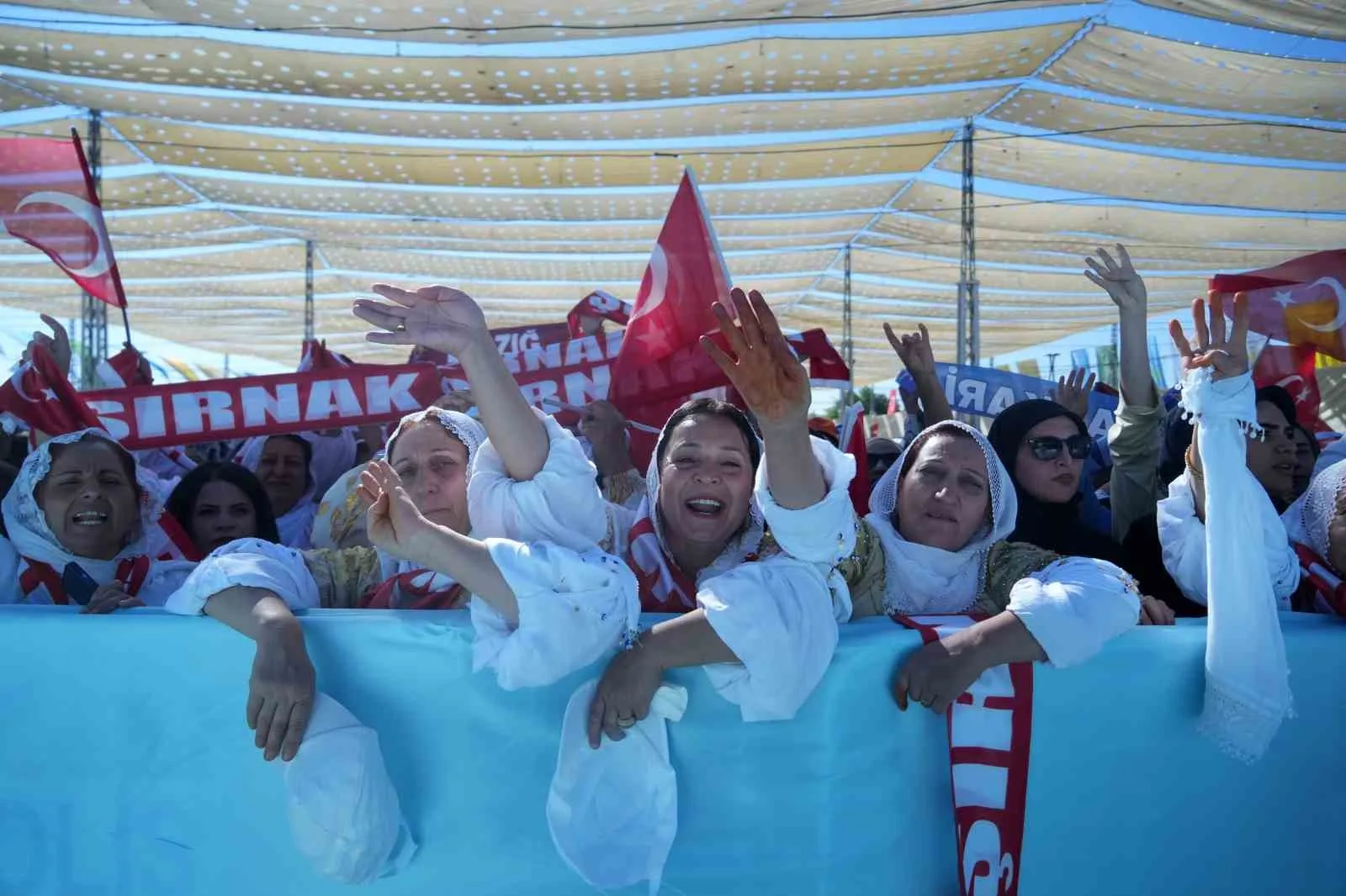 MUŞ’UN MALAZGİRT İLÇESİNDE BİNLERCE VATANDAŞ, MALAZGİRT ZAFERİ’NİN 955’İNCİ YIL DÖNÜMÜ ETKİNLİKLERİ KAPSAMINDA TÖREN ALANINA GELECEK OLAN CUMHURBAŞKANI RECEP TAYYİP ERDOĞAN’I BEKLİYOR.