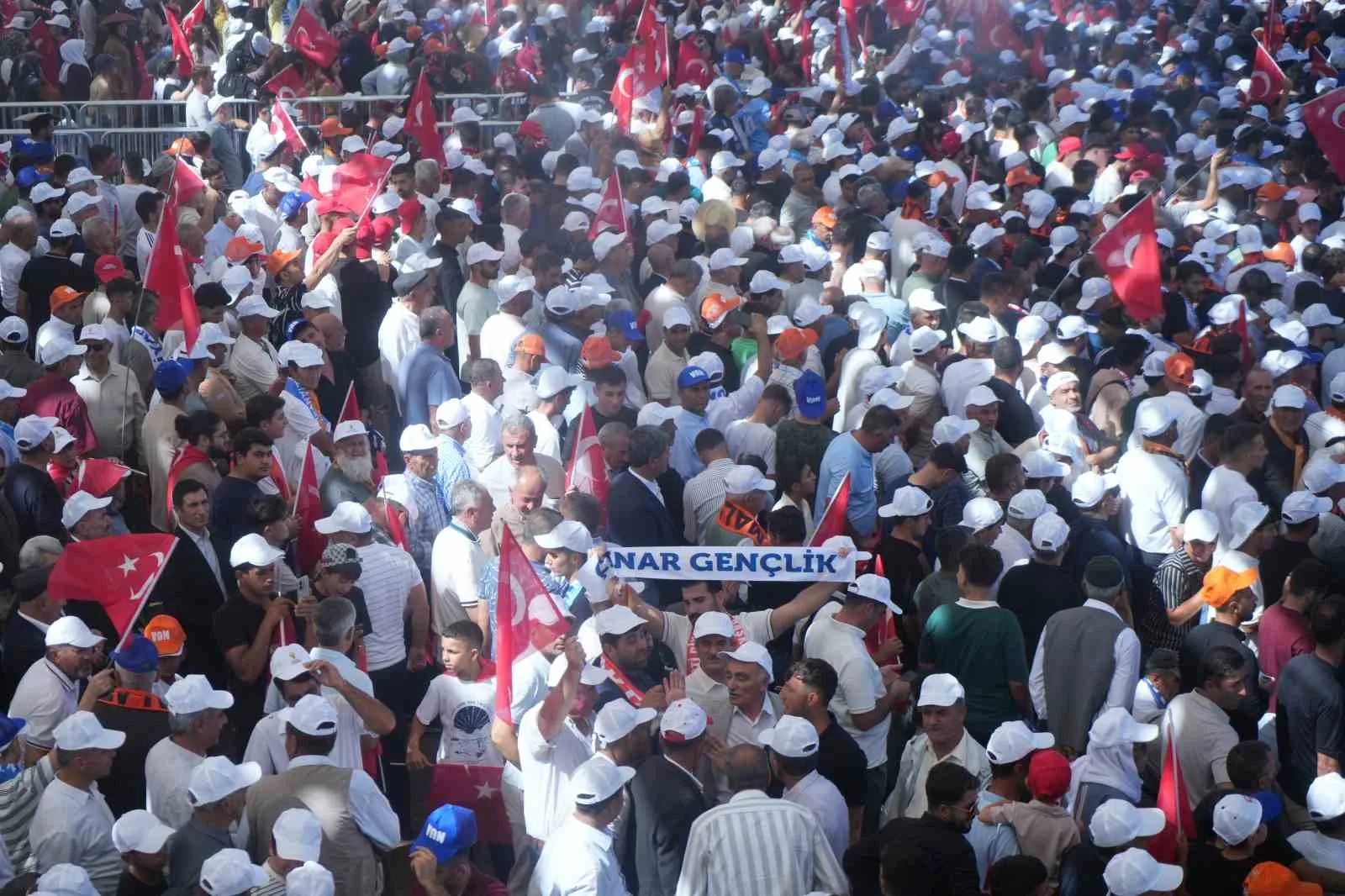 MUŞ’UN MALAZGİRT İLÇESİNDE BİNLERCE VATANDAŞ, MALAZGİRT ZAFERİ’NİN 955’İNCİ YIL DÖNÜMÜ ETKİNLİKLERİ KAPSAMINDA TÖREN ALANINA GELECEK OLAN CUMHURBAŞKANI RECEP TAYYİP ERDOĞAN’I BEKLİYOR.