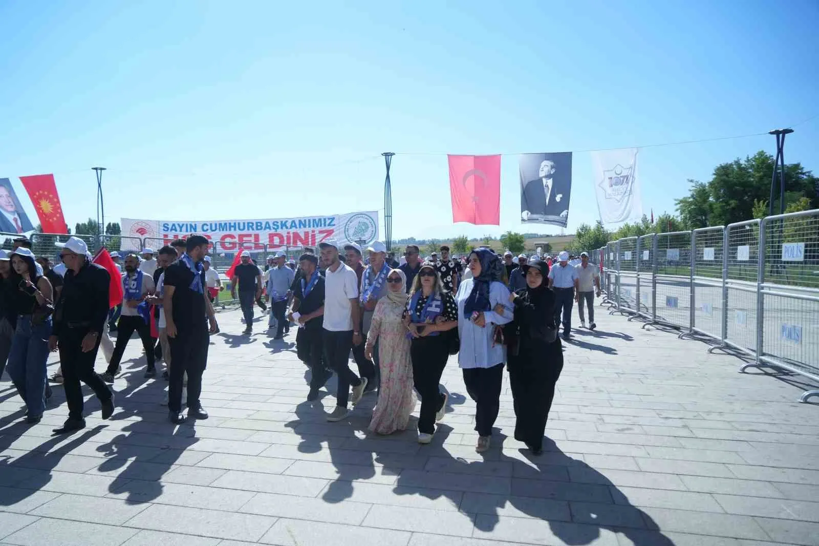 MUŞ’UN MALAZGİRT İLÇESİNDE BİNLERCE VATANDAŞ, MALAZGİRT ZAFERİ’NİN 955’İNCİ YIL DÖNÜMÜ ETKİNLİKLERİ KAPSAMINDA TÖREN ALANINA GELECEK OLAN CUMHURBAŞKANI RECEP TAYYİP ERDOĞAN’I BEKLİYOR.