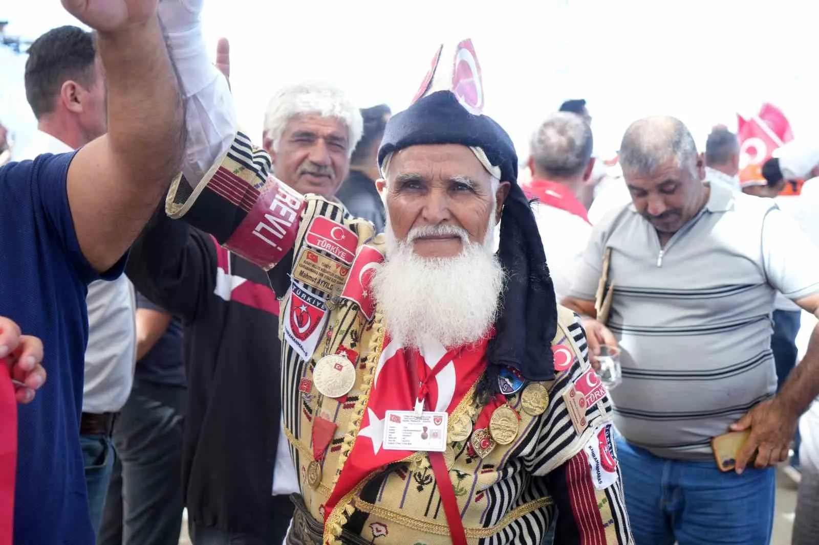 MUŞ’UN MALAZGİRT İLÇESİNDE BİNLERCE VATANDAŞ, MALAZGİRT ZAFERİ’NİN 955’İNCİ YIL DÖNÜMÜ ETKİNLİKLERİ KAPSAMINDA TÖREN ALANINA GELECEK OLAN CUMHURBAŞKANI RECEP TAYYİP ERDOĞAN’I BEKLİYOR.