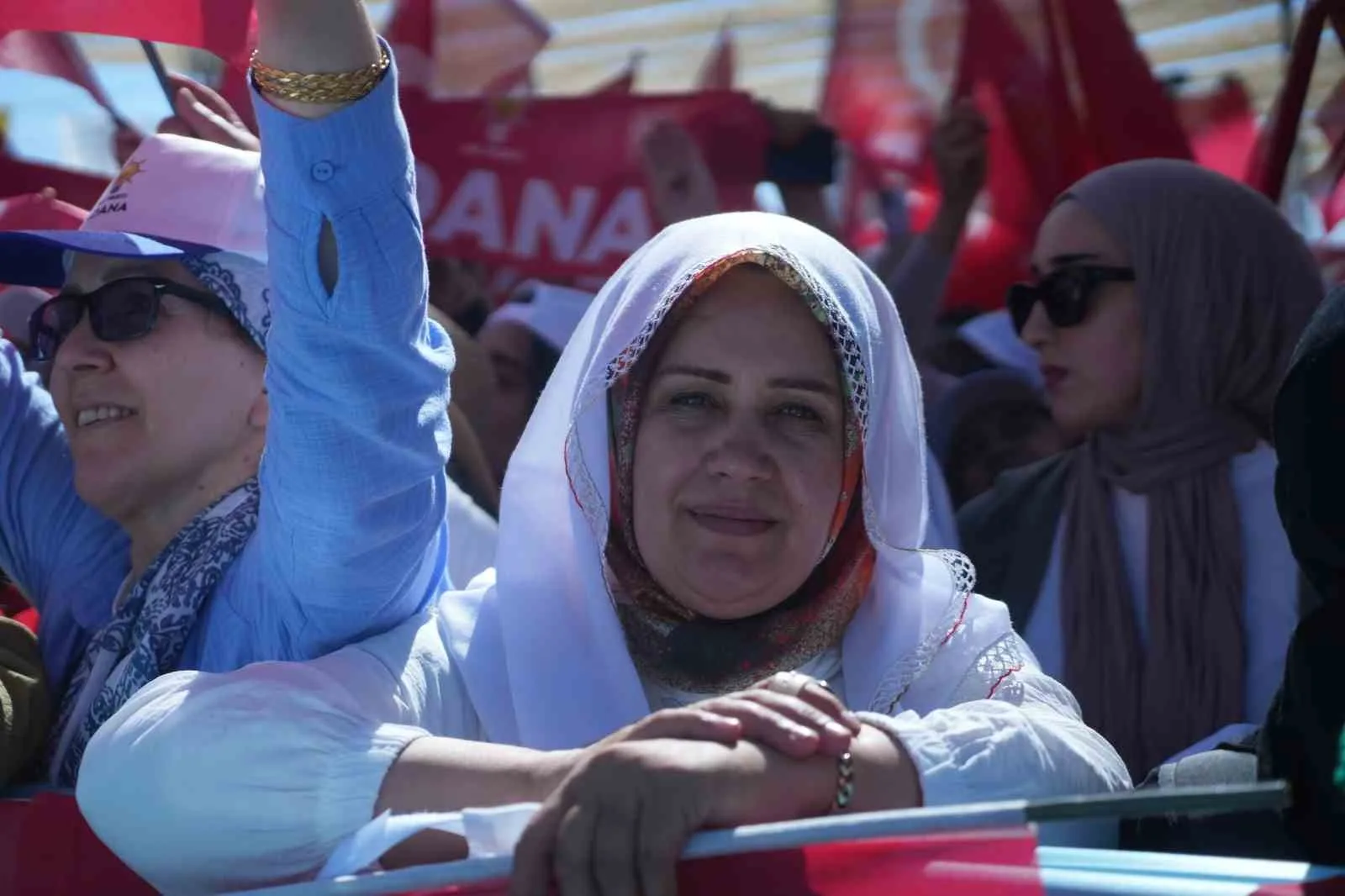 MUŞ’UN MALAZGİRT İLÇESİNDE BİNLERCE VATANDAŞ, MALAZGİRT ZAFERİ’NİN 955’İNCİ YIL DÖNÜMÜ ETKİNLİKLERİ KAPSAMINDA TÖREN ALANINA GELECEK OLAN CUMHURBAŞKANI RECEP TAYYİP ERDOĞAN’I BEKLİYOR.