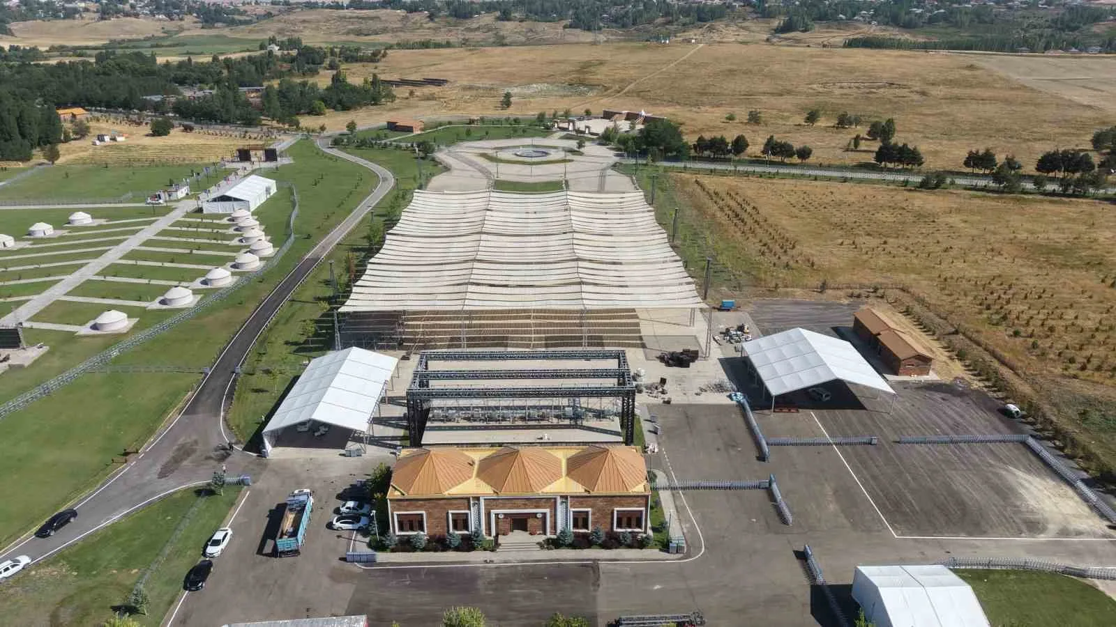 ANADOLU’NUN KAPILARINI TÜRKLERE AÇAN MALAZGİRT ZAFERİ’NİN 955’İNCİ YIL DÖNÜMÜ DOLAYISIYLA MUŞ’UN MALAZGİRT İLÇESİNDE 24-26 AĞUSTOS TARİHLERİNDE DÜZENLENECEK ETKİNLİKLER ÖNCESİ TARİHİ MİLLİ PARKTA HAZIRLIKLAR TAMAMLANDI.