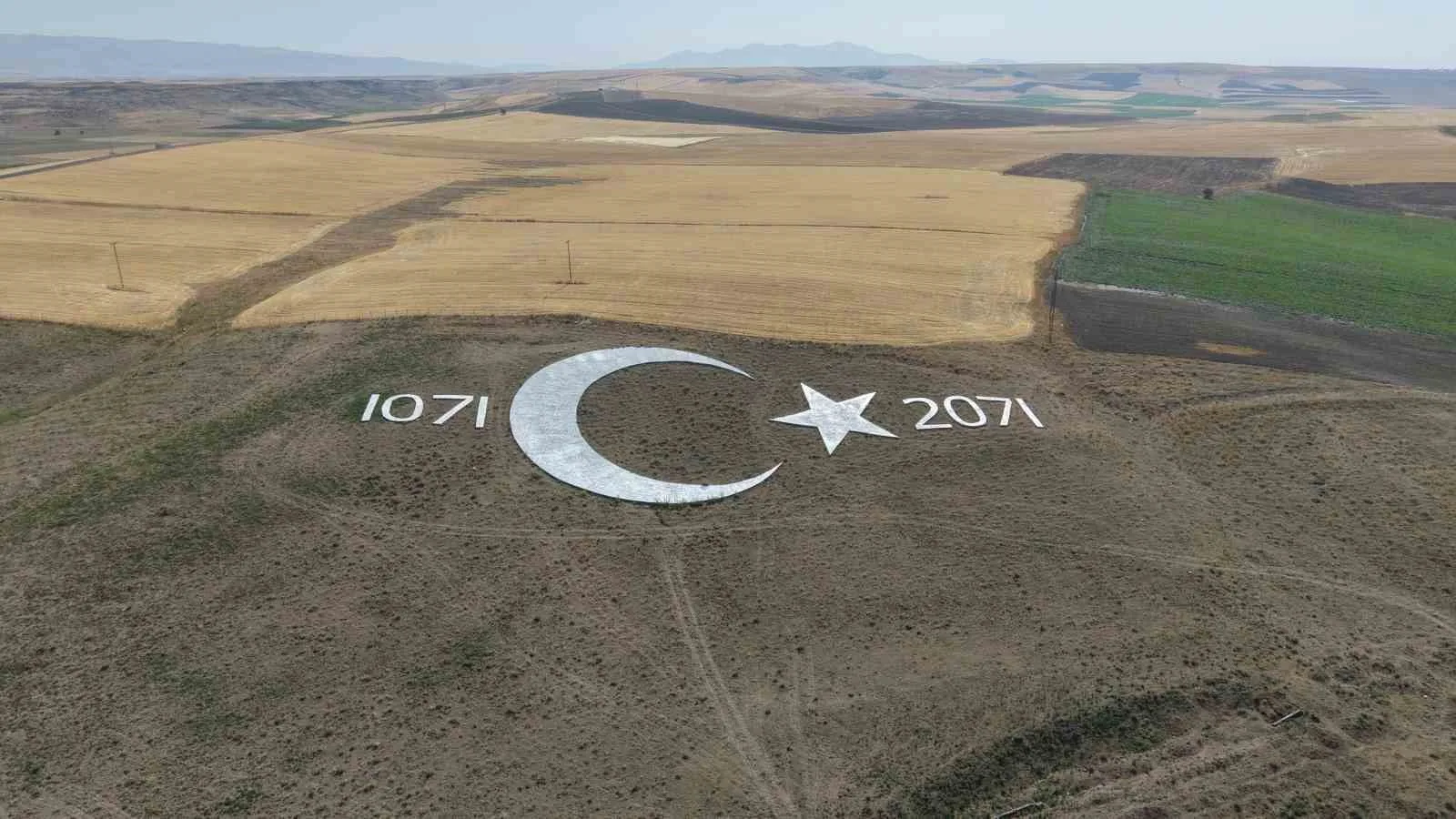 ANADOLU’NUN KAPILARINI TÜRKLERE AÇAN MALAZGİRT ZAFERİ’NİN 955’İNCİ YIL DÖNÜMÜ DOLAYISIYLA MUŞ’UN MALAZGİRT İLÇESİNDE 24-26 AĞUSTOS TARİHLERİNDE DÜZENLENECEK ETKİNLİKLER ÖNCESİ TARİHİ MİLLİ PARKTA HAZIRLIKLAR TAMAMLANDI.