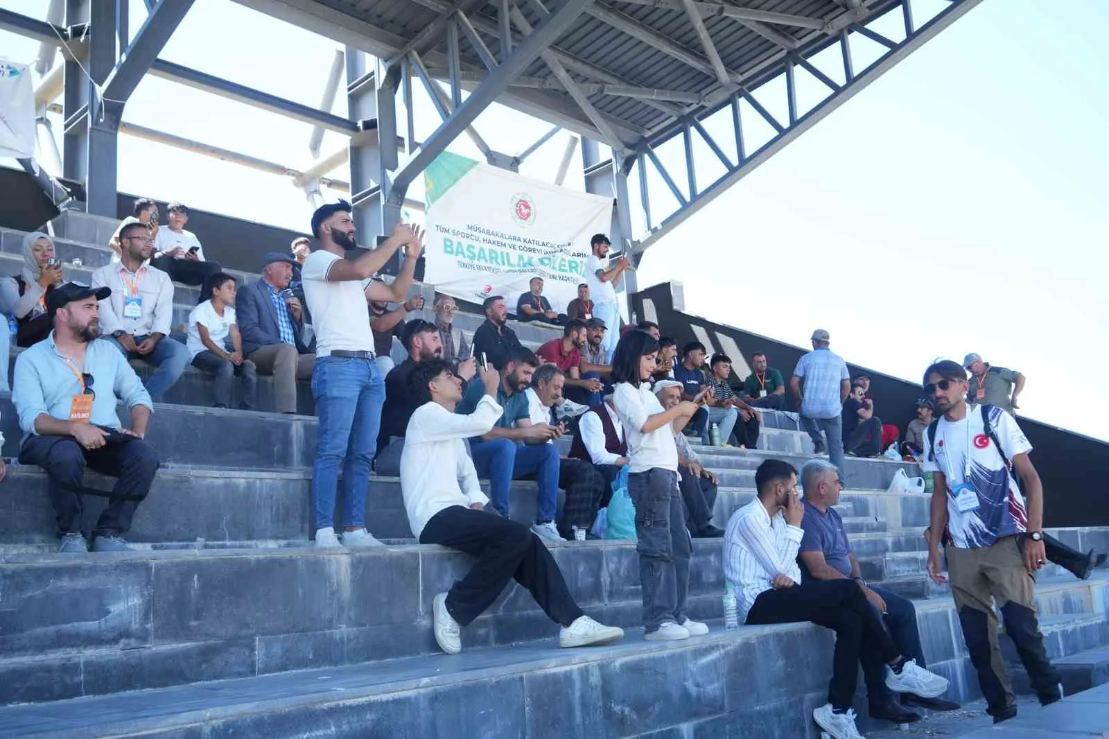 ETKİNLİĞİ TAKİP EDEN VATANDAŞLAR DA SPORCULARIN AT ÜZERİNDEKİ OKÇULUK PERFORMANSINI İLGİYLE İZLEDİ.