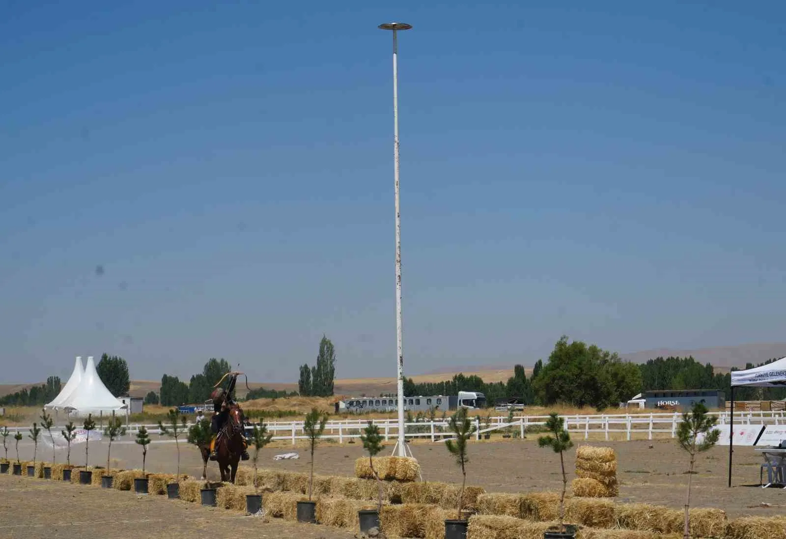 MALAZGİRT ZAFERİ’NİN 955’İNCİ YIL DÖNÜMÜ ETKİNLİKLERİ KAPSAMINDA MUŞ’UN MALAZGİRT İLÇESİNDE, TÜRKİYE GELENEKSEL ATLI SPOR DALLARI FEDERASYONU TARAFINDAN DÜZENLENEN ATLI OKÇULUK TÜRKİYE ŞAMPİYONASI 3 HEDEFLİ KABAK BENDİ FİNAL MÜSABAKASI GERÇEKLEŞTİRİLDİ.