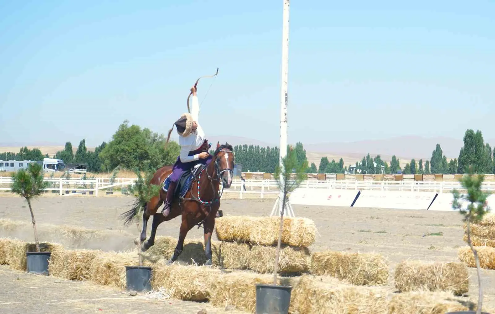 MALAZGİRT ZAFERİ’NİN 955’İNCİ YIL DÖNÜMÜ ETKİNLİKLERİ KAPSAMINDA MUŞ’UN MALAZGİRT İLÇESİNDE, TÜRKİYE GELENEKSEL ATLI SPOR DALLARI FEDERASYONU TARAFINDAN DÜZENLENEN ATLI OKÇULUK TÜRKİYE ŞAMPİYONASI 3 HEDEFLİ KABAK BENDİ FİNAL MÜSABAKASI GERÇEKLEŞTİRİLDİ.