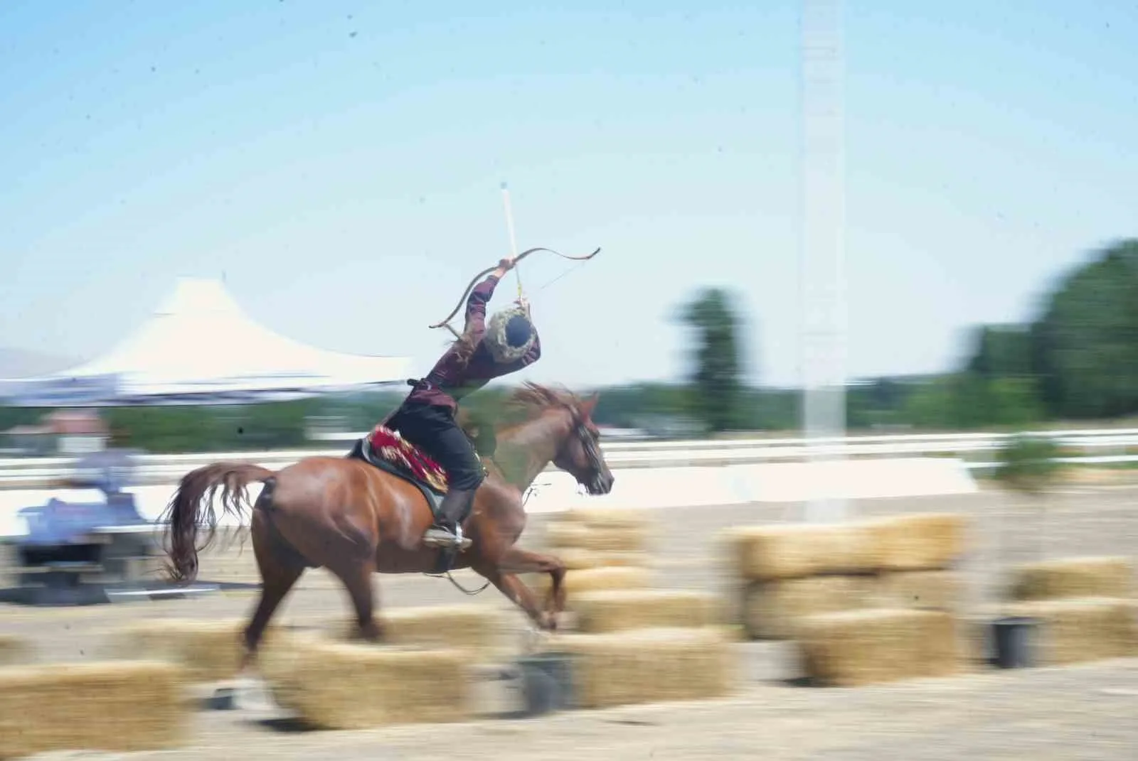 MALAZGİRT ZAFERİ’NİN 955’İNCİ YIL DÖNÜMÜ ETKİNLİKLERİ KAPSAMINDA MUŞ’UN MALAZGİRT İLÇESİNDE, TÜRKİYE GELENEKSEL ATLI SPOR DALLARI FEDERASYONU TARAFINDAN DÜZENLENEN ATLI OKÇULUK TÜRKİYE ŞAMPİYONASI 3 HEDEFLİ KABAK BENDİ FİNAL MÜSABAKASI GERÇEKLEŞTİRİLDİ.