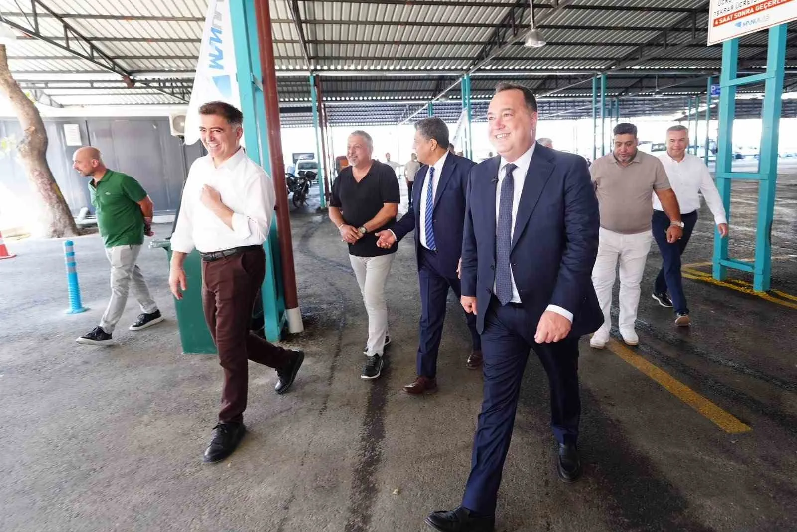 MANİSA BÜYÜKŞEHİR BELEDİYESİ TARAFINDAN KENT MERKEZİNDEKİ PARK VE TRAFİK YOĞUNLUĞUNU AZALTMAK AMACIYLA YENİLENEN PERŞEMBE PAZARI ALANINDA 500 ARAÇ KAPASİTELİ OTOPARK HİZMETE AÇILDI. PAZARIN KURULMADIĞI HAFTANIN 4 GÜNÜNDE OTOPARKIN İLK 2 SAATİNİN ÜCRETSİZ OLACAĞI AÇIKLANDI.