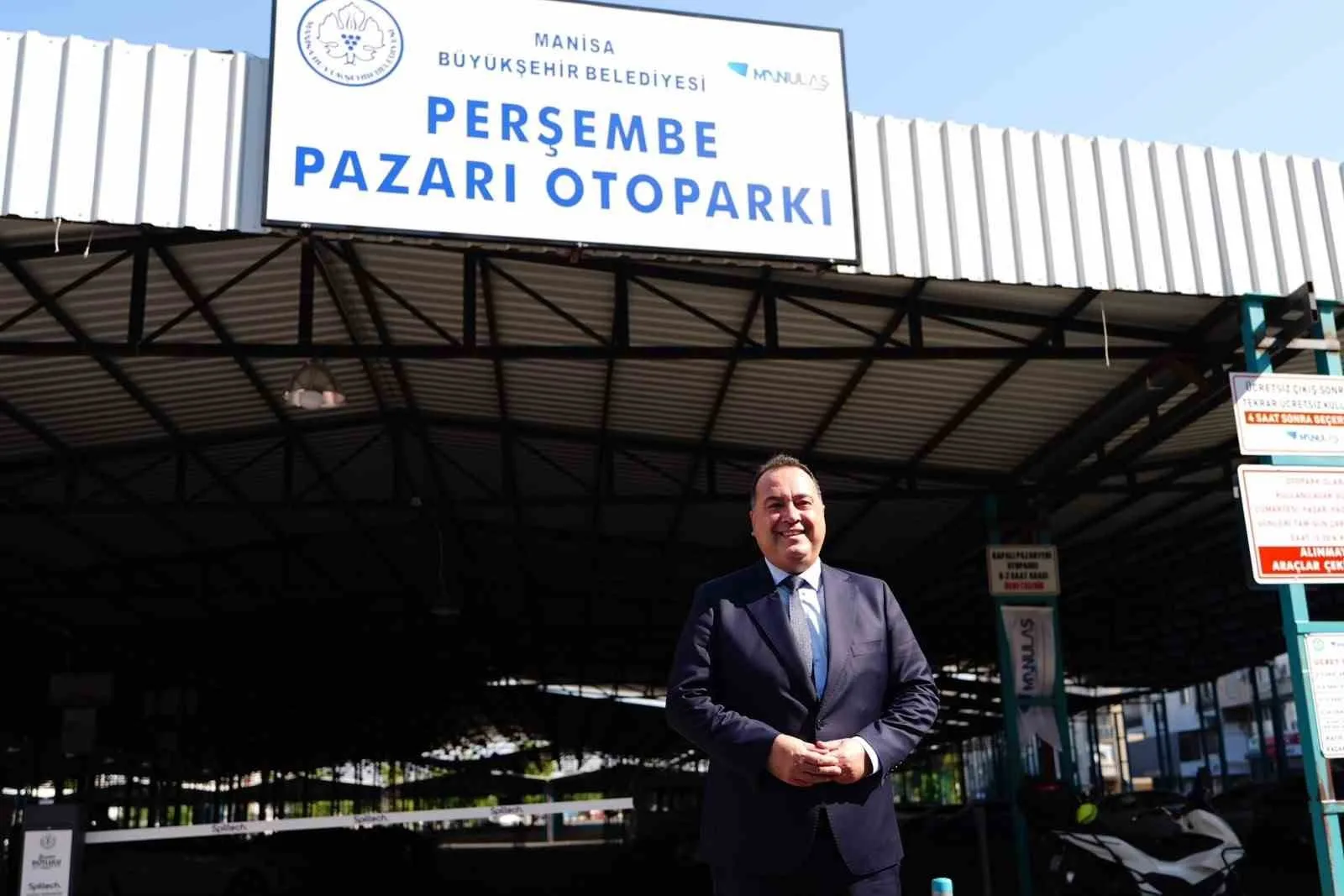 MANİSA BÜYÜKŞEHİR BELEDİYESİ TARAFINDAN KENT MERKEZİNDEKİ PARK VE TRAFİK YOĞUNLUĞUNU AZALTMAK AMACIYLA YENİLENEN PERŞEMBE PAZARI ALANINDA 500 ARAÇ KAPASİTELİ OTOPARK HİZMETE AÇILDI. PAZARIN KURULMADIĞI HAFTANIN 4 GÜNÜNDE OTOPARKIN İLK 2 SAATİNİN ÜCRETSİZ OLACAĞI AÇIKLANDI.