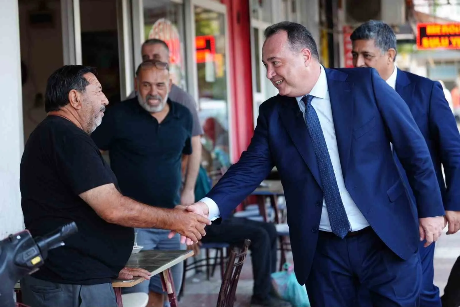MANİSA BÜYÜKŞEHİR BELEDİYESİ TARAFINDAN KENT MERKEZİNDEKİ PARK VE TRAFİK YOĞUNLUĞUNU AZALTMAK AMACIYLA YENİLENEN PERŞEMBE PAZARI ALANINDA 500 ARAÇ KAPASİTELİ OTOPARK HİZMETE AÇILDI. PAZARIN KURULMADIĞI HAFTANIN 4 GÜNÜNDE OTOPARKIN İLK 2 SAATİNİN ÜCRETSİZ OLACAĞI AÇIKLANDI.