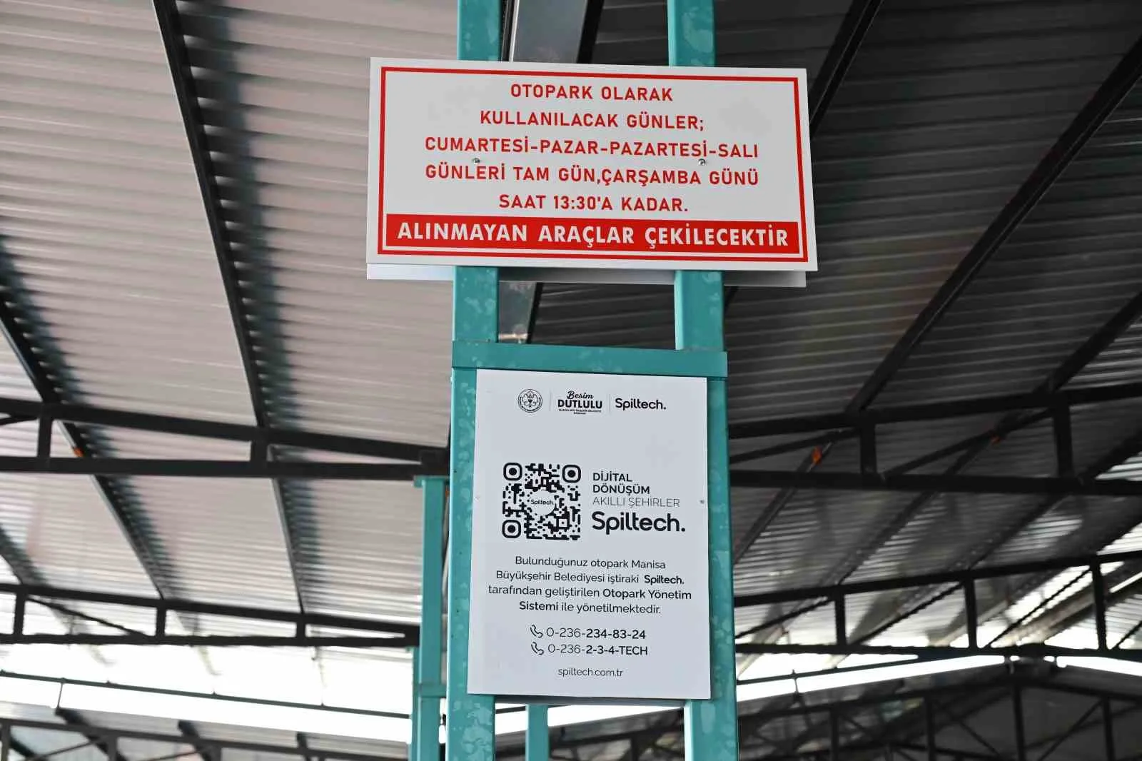 MANİSA BÜYÜKŞEHİR BELEDİYESİ TARAFINDAN KENT MERKEZİNDEKİ PARK VE TRAFİK YOĞUNLUĞUNU AZALTMAK AMACIYLA YENİLENEN PERŞEMBE PAZARI ALANINDA 500 ARAÇ KAPASİTELİ OTOPARK HİZMETE AÇILDI. PAZARIN KURULMADIĞI HAFTANIN 4 GÜNÜNDE OTOPARKIN İLK 2 SAATİNİN ÜCRETSİZ OLACAĞI AÇIKLANDI.