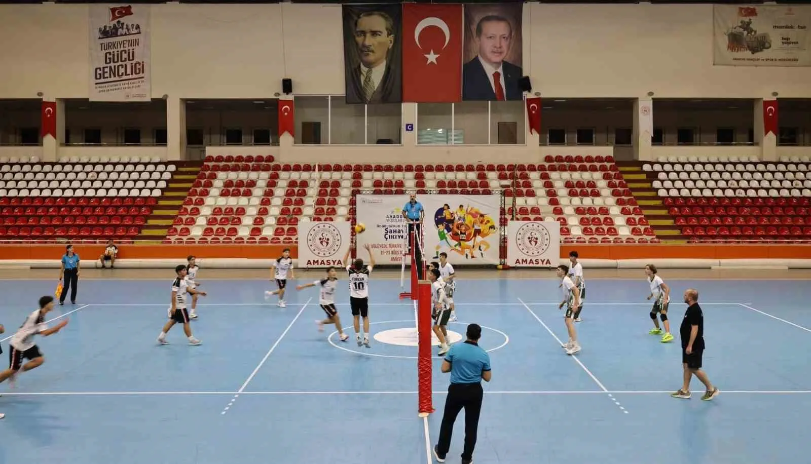 GENÇLİK VE SPOR BAKANLIĞI TARAFINDAN DÜZENLENEN ANADOLU YILDIZLAR LİGİ (ANALİG) VOLEYBOL ERKEKLER TÜRKİYE ŞAMPİYONASI’NDA MANİSA’YI TEMSİL EDEN ERKEK İL KARMASI, RAKİPLERİNİ GERİDE BIRAKARAK TÜRKİYE İKİNCİLİĞİNİ ELDE ETTİ.
