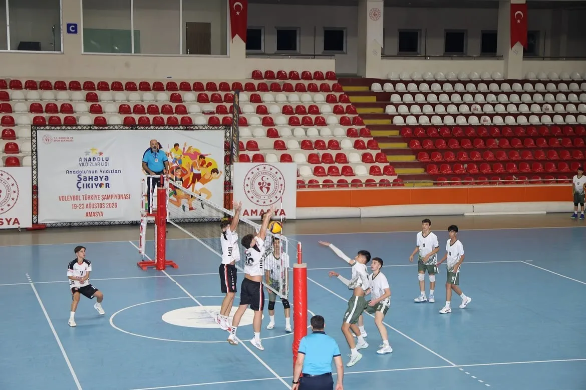 GENÇLİK VE SPOR BAKANLIĞI TARAFINDAN DÜZENLENEN ANADOLU YILDIZLAR LİGİ (ANALİG) VOLEYBOL ERKEKLER TÜRKİYE ŞAMPİYONASI’NDA MANİSA’YI TEMSİL EDEN ERKEK İL KARMASI, RAKİPLERİNİ GERİDE BIRAKARAK TÜRKİYE İKİNCİLİĞİNİ ELDE ETTİ.