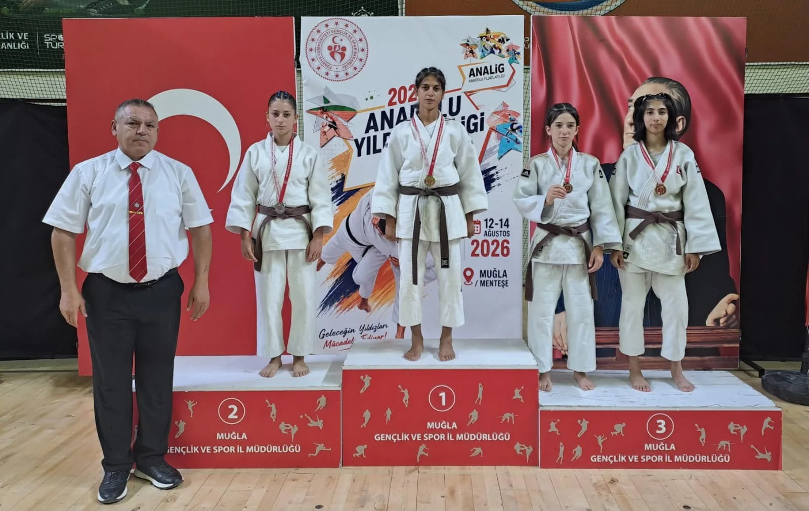 GENÇLİK VE SPOR BAKANLIĞI TARAFINDAN MUĞLA’DA DÜZENLENEN ANADOLU YILDIZLAR LİGİ (ANALİG) JUDO TÜRKİYE BİRİNCİLİĞİ FİNAL MÜSABAKALARINDA MANİSA KIZ İL KARMASI, 3 BRONZ MADALYA KAZANARAK ÖNEMLİ BİR BAŞARIYA İMZA ATTI.