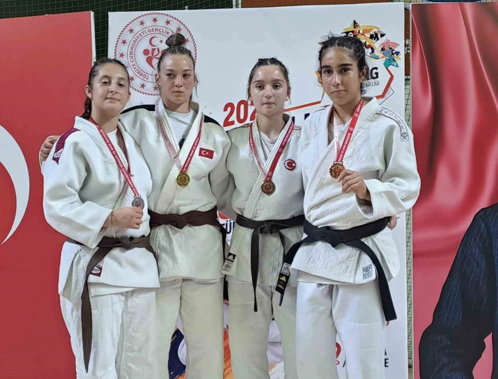 GENÇLİK VE SPOR BAKANLIĞI TARAFINDAN MUĞLA’DA DÜZENLENEN ANADOLU YILDIZLAR LİGİ (ANALİG) JUDO TÜRKİYE BİRİNCİLİĞİ FİNAL MÜSABAKALARINDA MANİSA KIZ İL KARMASI, 3 BRONZ MADALYA KAZANARAK ÖNEMLİ BİR BAŞARIYA İMZA ATTI.