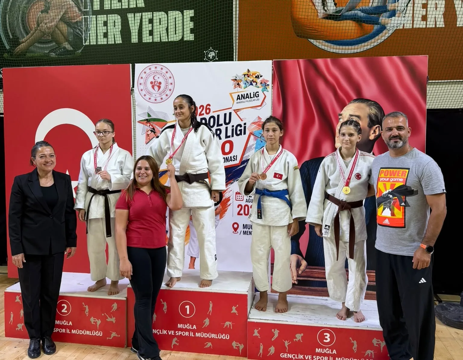GENÇLİK VE SPOR BAKANLIĞI TARAFINDAN MUĞLA’DA DÜZENLENEN ANADOLU YILDIZLAR LİGİ (ANALİG) JUDO TÜRKİYE BİRİNCİLİĞİ FİNAL MÜSABAKALARINDA MANİSA KIZ İL KARMASI, 3 BRONZ MADALYA KAZANARAK ÖNEMLİ BİR BAŞARIYA İMZA ATTI.