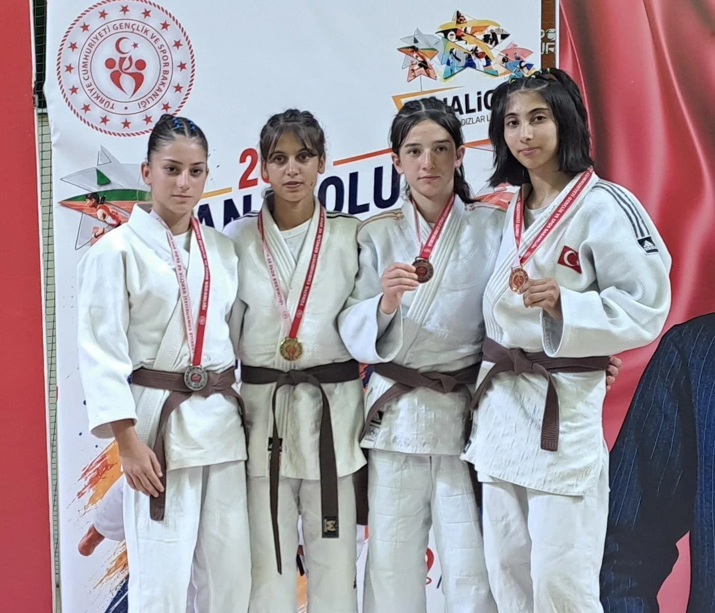 GENÇLİK VE SPOR BAKANLIĞI TARAFINDAN MUĞLA’DA DÜZENLENEN ANADOLU YILDIZLAR LİGİ (ANALİG) JUDO TÜRKİYE BİRİNCİLİĞİ FİNAL MÜSABAKALARINDA MANİSA KIZ İL KARMASI, 3 BRONZ MADALYA KAZANARAK ÖNEMLİ BİR BAŞARIYA İMZA ATTI.