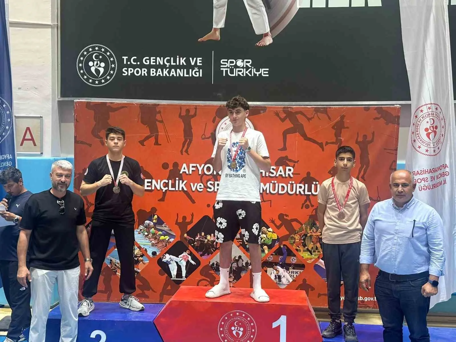 AFYONKARAHİSAR’DA 45 İLDEN 386 SPORCUNUN KATILIMIYLA DÜZENLENEN 30 AĞUSTOS MUAYTHAİ ZAFER KUPASI’NDA MANİSA’YI TEMSİL EDEN SPORCULAR, 1 ALTIN, 1 GÜMÜŞ VE 2 BRONZ OLMAK ÜZERE TOPLAM 4 MADALYA KAZANARAK BÜYÜK BAŞARI ELDE ETTİ.