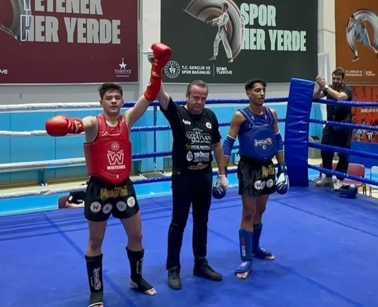AFYONKARAHİSAR’DA 45 İLDEN 386 SPORCUNUN KATILIMIYLA DÜZENLENEN 30 AĞUSTOS MUAYTHAİ ZAFER KUPASI’NDA MANİSA’YI TEMSİL EDEN SPORCULAR, 1 ALTIN, 1 GÜMÜŞ VE 2 BRONZ OLMAK ÜZERE TOPLAM 4 MADALYA KAZANARAK BÜYÜK BAŞARI ELDE ETTİ.
