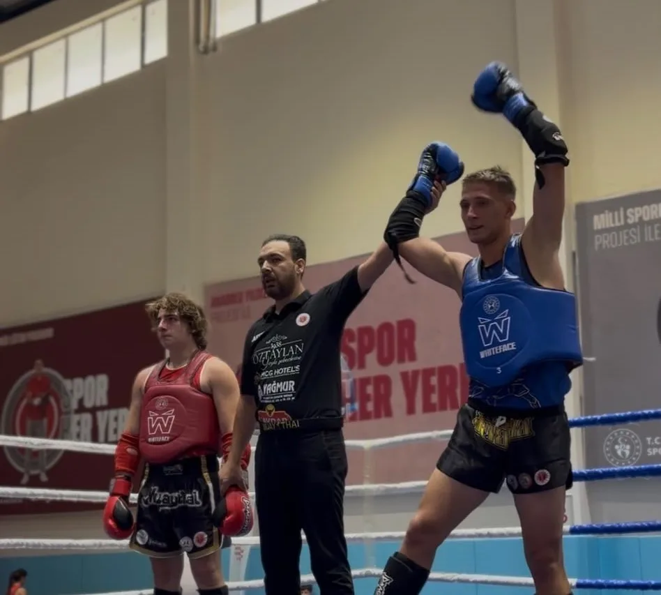AFYONKARAHİSAR’DA 45 İLDEN 386 SPORCUNUN KATILIMIYLA DÜZENLENEN 30 AĞUSTOS MUAYTHAİ ZAFER KUPASI’NDA MANİSA’YI TEMSİL EDEN SPORCULAR, 1 ALTIN, 1 GÜMÜŞ VE 2 BRONZ OLMAK ÜZERE TOPLAM 4 MADALYA KAZANARAK BÜYÜK BAŞARI ELDE ETTİ.