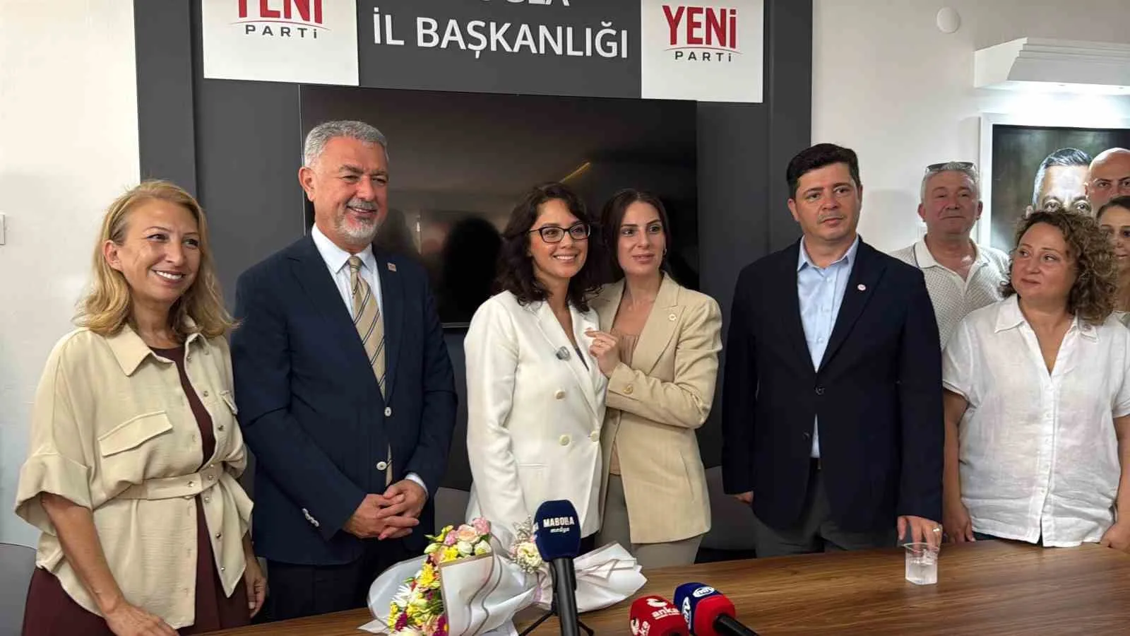 TÖRENDE  GONCA KÖKSAL ARAS'A PARTİ ROZETİNİ GİZEM ÖZCAN TAKTI