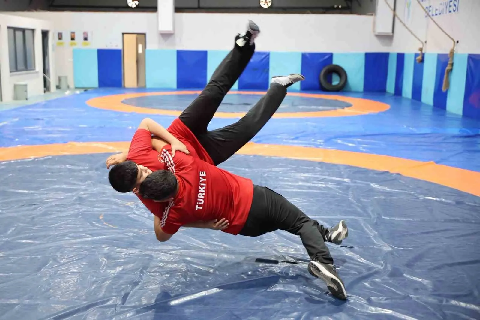 MERKEZEFENDİ BELEDİYESİ SPOR KULÜBÜ’NÜN ALTYAPISINDAN YETİŞEN ÜÇ GENÇ GÜREŞÇİ, GÖSTERDİKLERİ BAŞARILI PERFORMANSIN ARDINDAN MİLLİ TAKIM KAMPI’NA DAVET EDİLDİ.