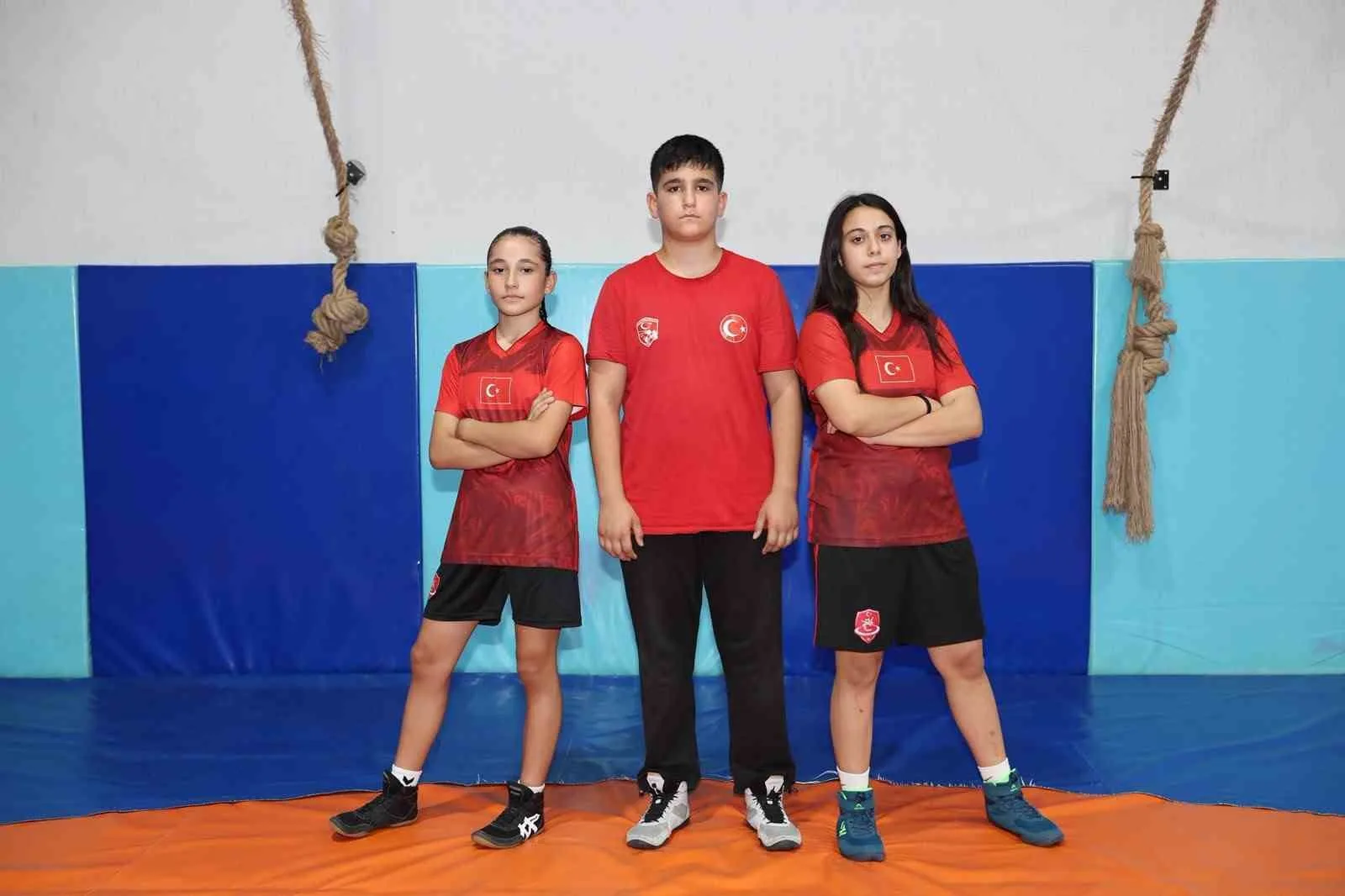 MERKEZEFENDİ BELEDİYESİ SPOR KULÜBÜ’NÜN ALTYAPISINDAN YETİŞEN ÜÇ GENÇ GÜREŞÇİ, GÖSTERDİKLERİ BAŞARILI PERFORMANSIN ARDINDAN MİLLİ TAKIM KAMPI’NA DAVET EDİLDİ.