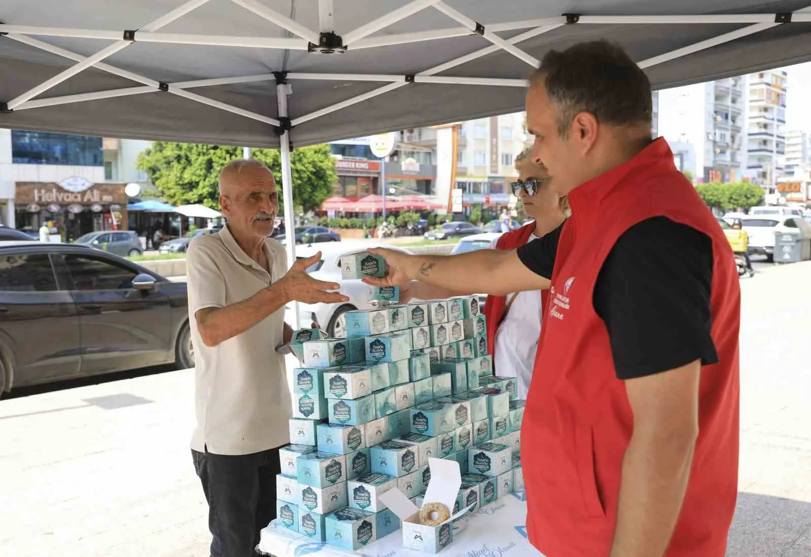 MERSİN’DE MEVLİT KANDİLİ DOLAYISIYLA VATANDAŞLARA KANDİL SİMİDİ İKRAM EDİLDİ.