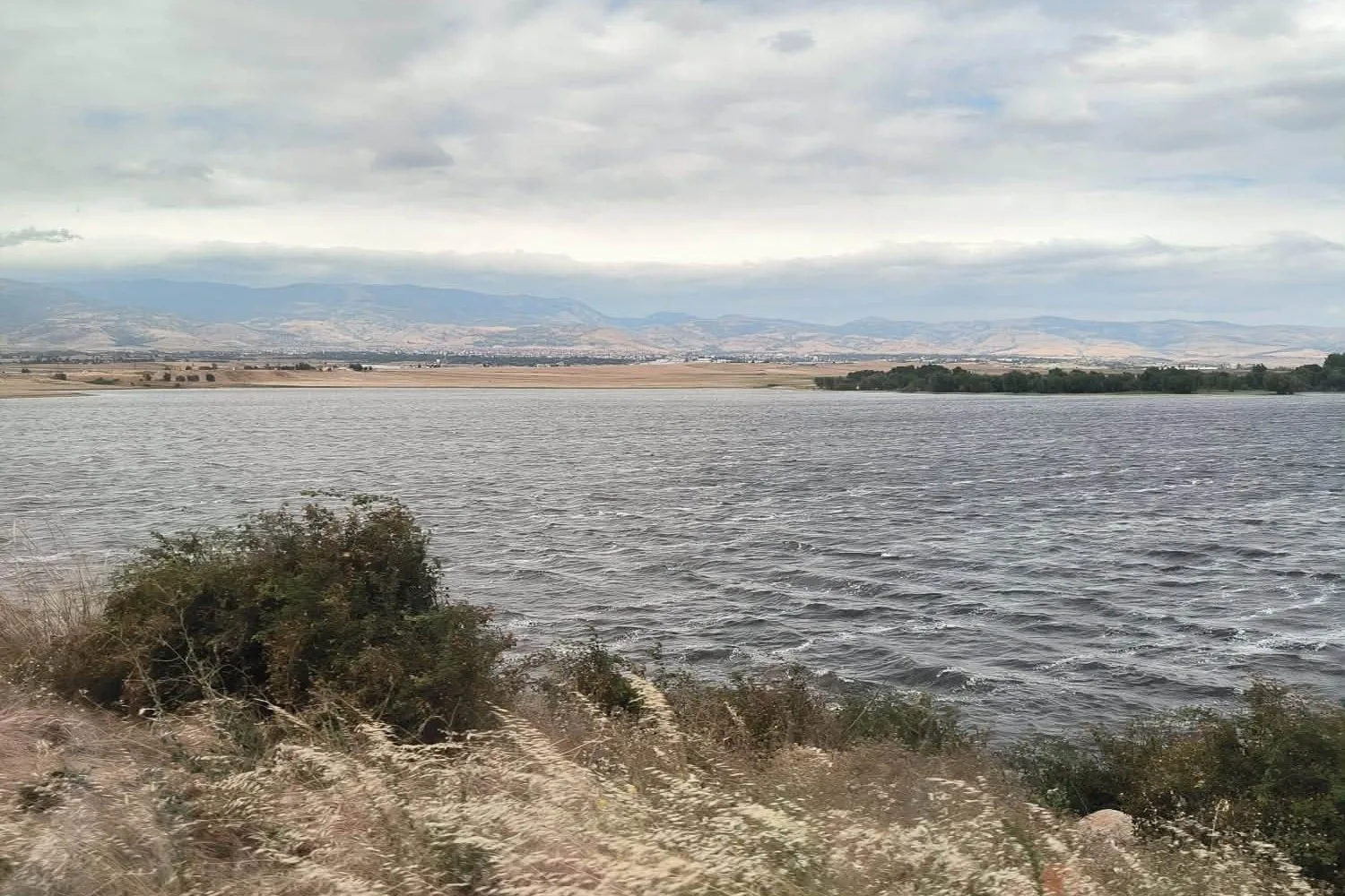 PROJENİN TAMAMLANMASIYLA 605 HEKTAR TARIM ARAZİSİ SULAMA SUYUNA KAVUŞARAK ÜRETİM VE ÜRÜN ÇEŞİTLİLİĞİ ARTTIRILMASI HEDEFLENİYOR. YAPIMI DEVAM EDEN MODERN VE BASINÇLI SULAMA SİSTEMLERİNİN TAMAMLANMASI İLE BİRLİKTE BÖLGEDEKİ ÜRETİCİLERİN SULAMA İMKÂNLARI GÜÇLENDİRİLMESİ, TARIMSAL VERİMLİLİĞİN VE ÜRETİM KAPASİTESİNİN ARTIRILMASI ÖNGÖRÜLÜYOR.