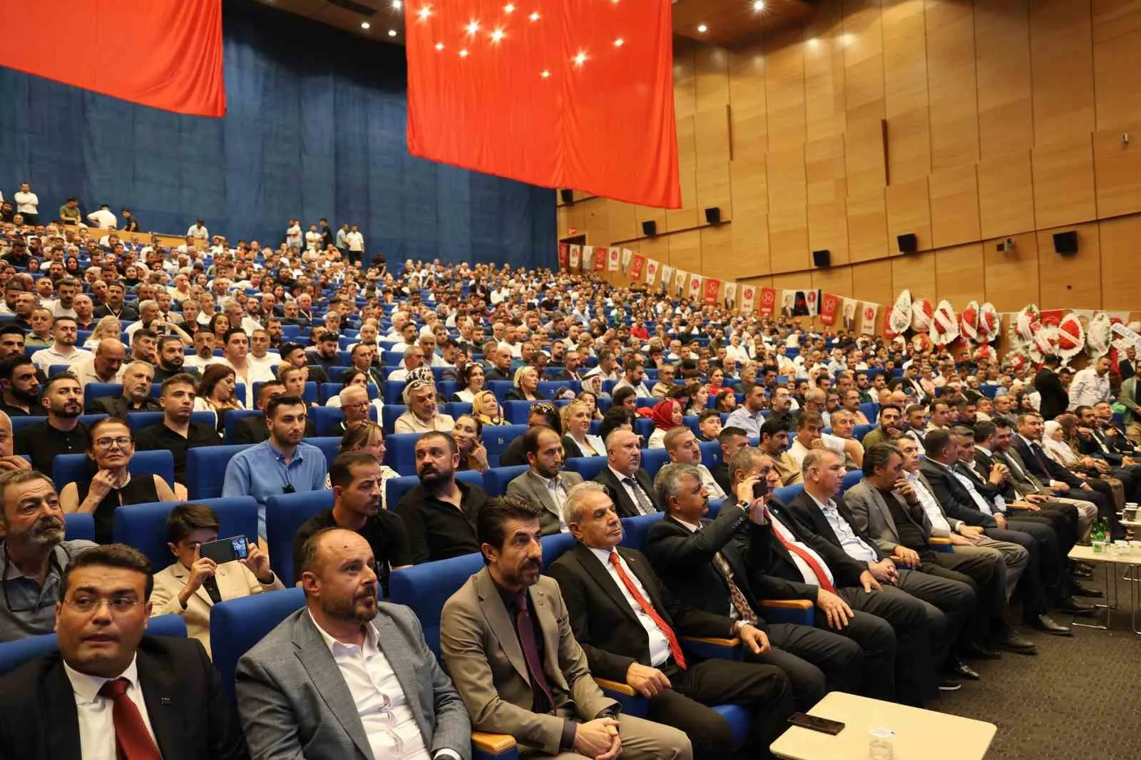 MHP DİYARBAKIR 15. OLAĞAN İL KONGRESİ, MHP GENEL SEKRETER YARDIMCISI VE İZMİR MİLLETVEKİLİ OSMANAĞAOĞLU’NUN DİVAN BAŞKANLIĞINDA GERÇEKLEŞTİ.